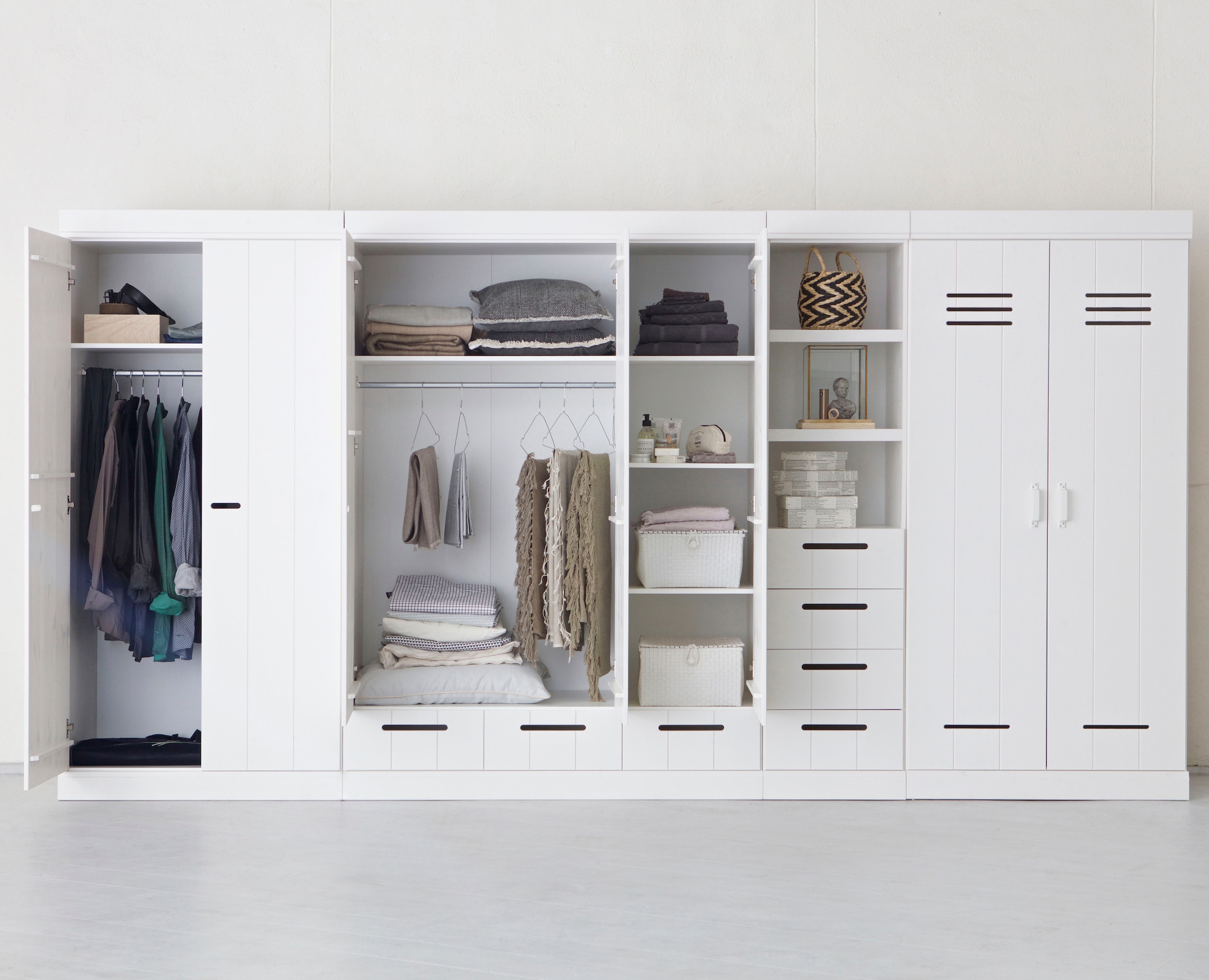 WOOOD Kleiderschrank »Connect mit Streifen-Türen mit Schlitzen (3-türig)« FSC® Massivkiefer, Melamin-Innenraum