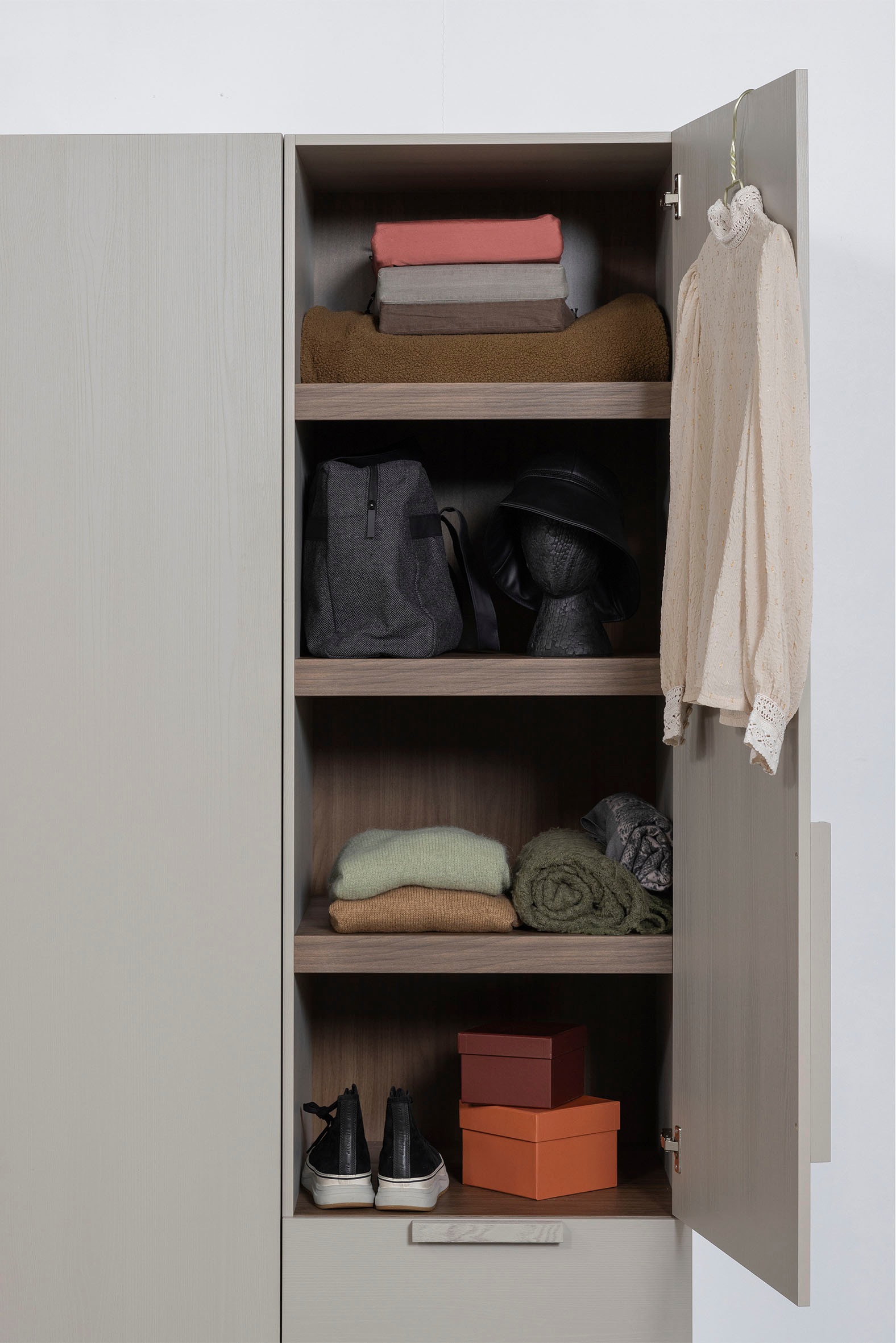 WOOOD Garderobenschrank »Rens«, aus Nussbaum-Dekor, viel Stauraum, Höhe 210 cm