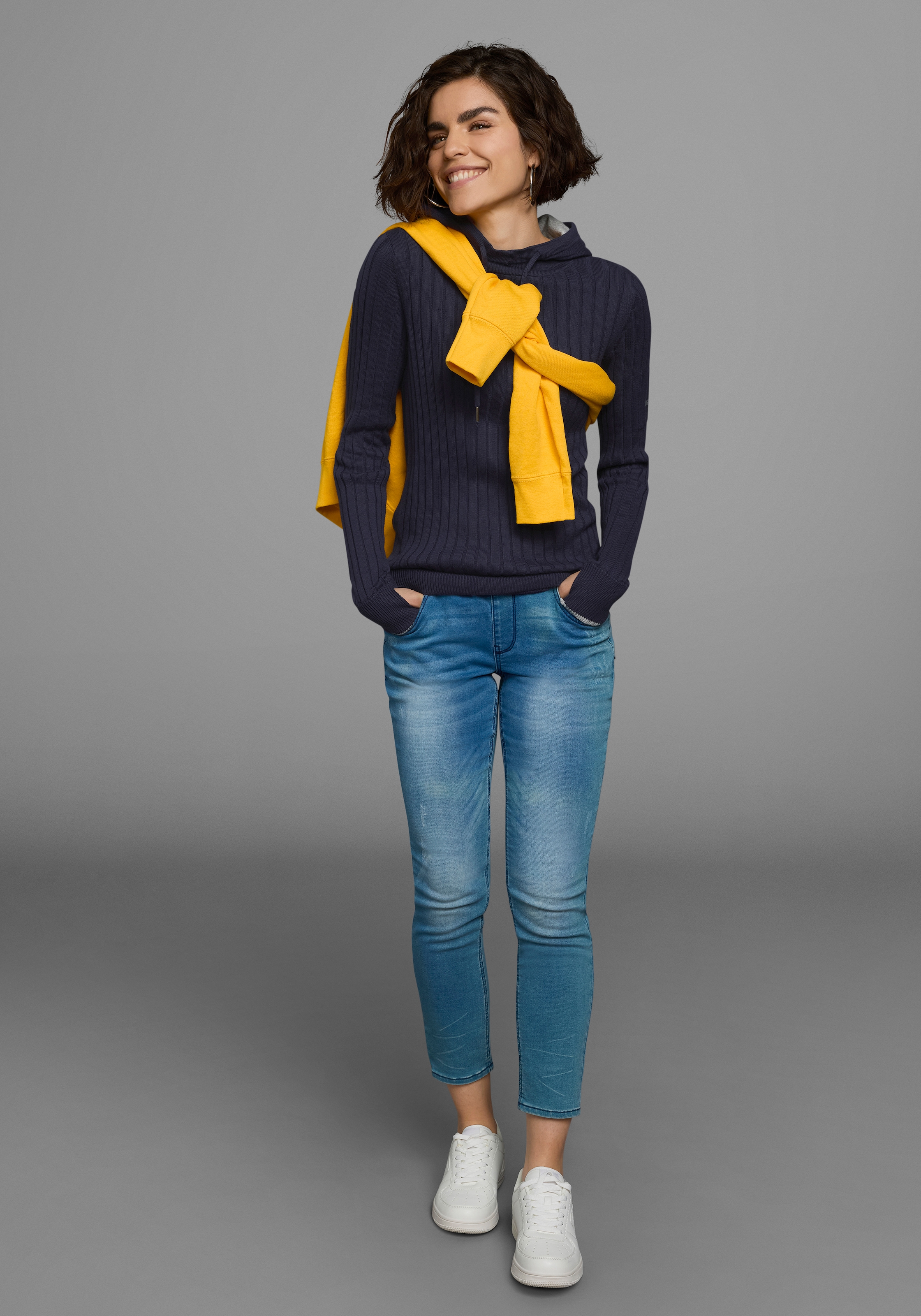 KangaROOS Strickpullover, mit kontrastfarbener Kapuzeninnenseite und Logodruck auf dem Arm