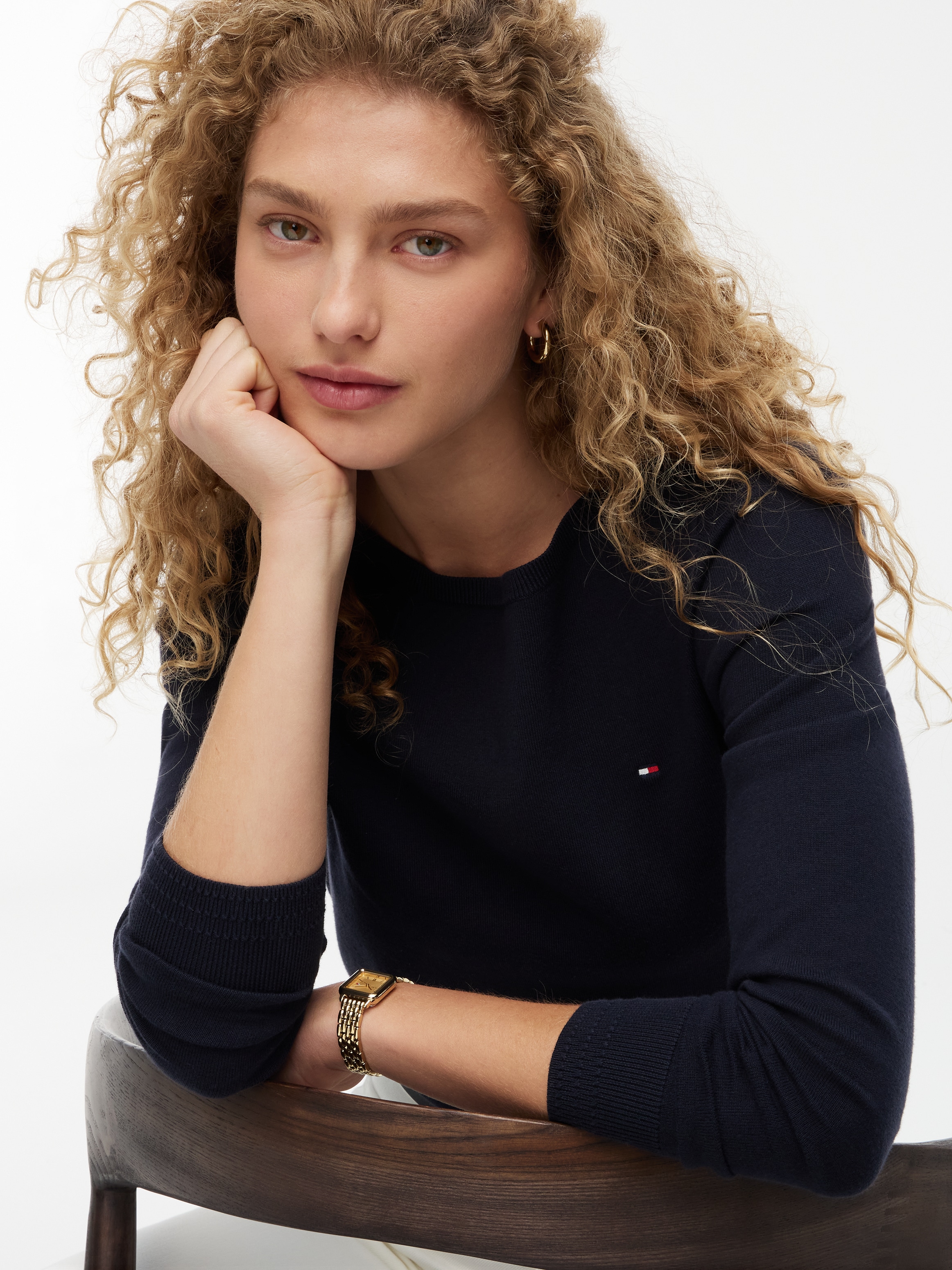 Tommy Hilfiger Strickpullover »CO JERSEY STITCH V-NECK SWEATER« mit Tommy Hilfiger Logo-Flag, U-Boot-Ausschnitt