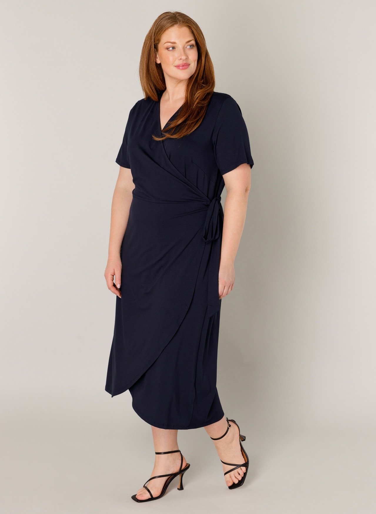 Base Level Curvy Wickelkleid »Abbie«, Weich fließende Viskose-Mischqualität