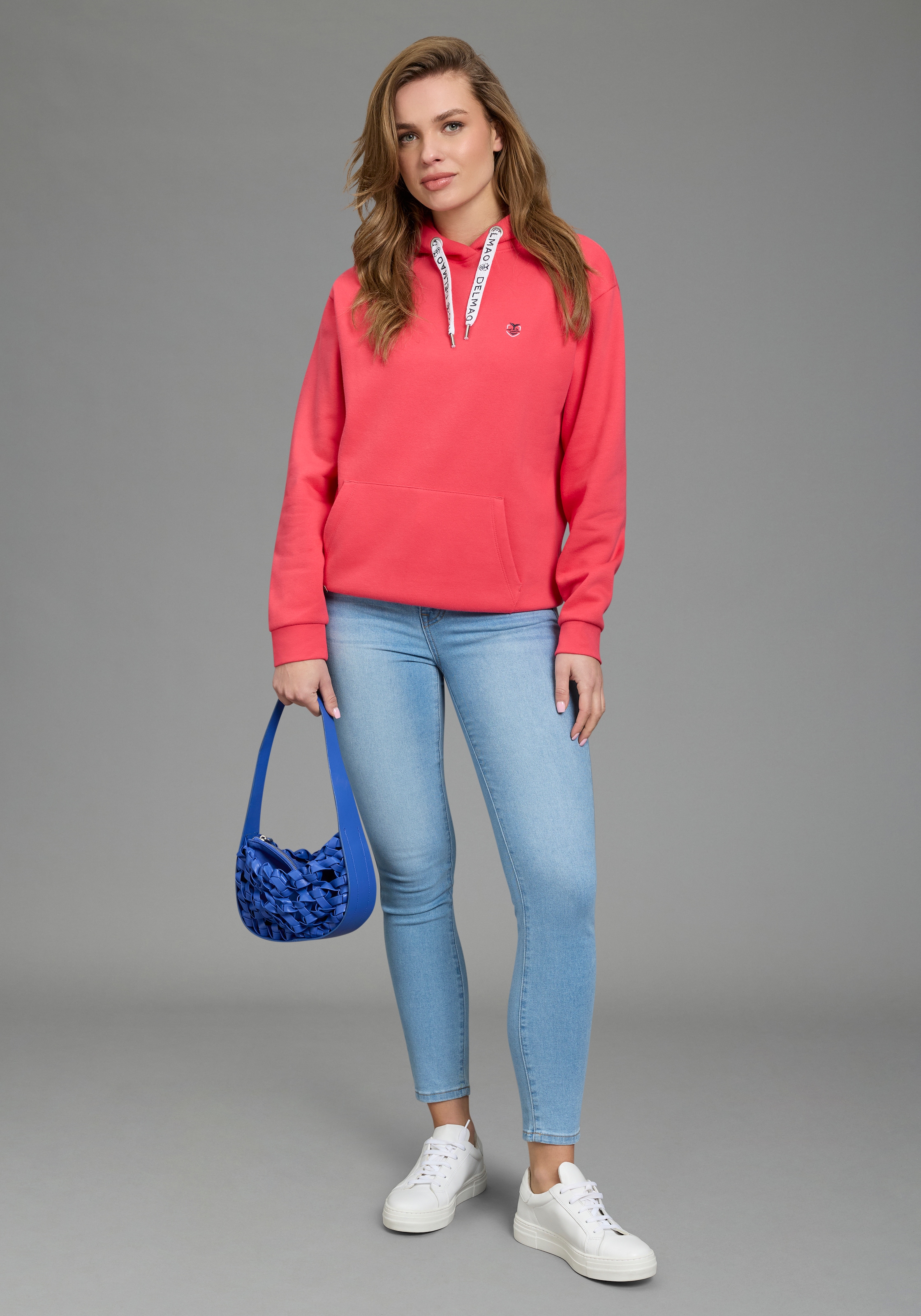 DELMAO Kapuzensweatshirt , Weiche Baumwollmischung mit Kängurutasche und bedruckter Kordel
