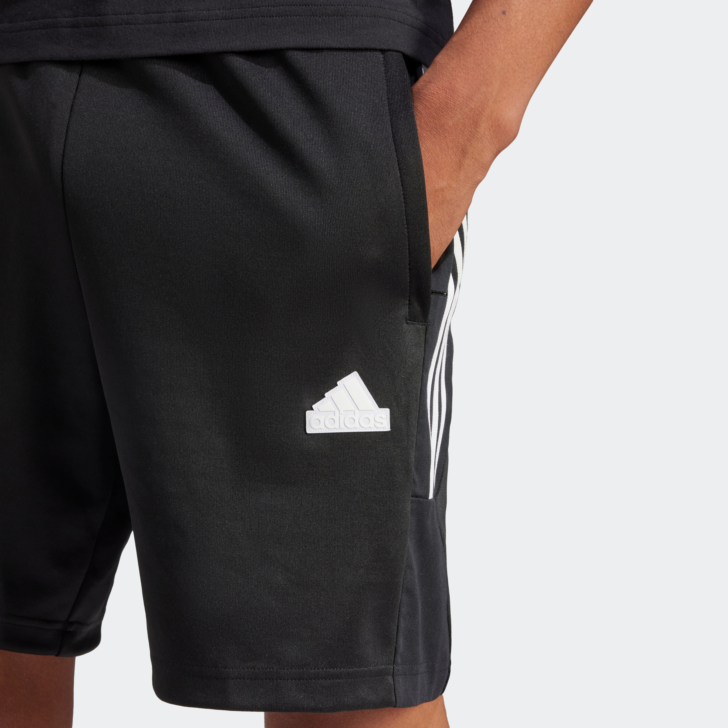 adidas Sportswear Shorts »M TIRO SHO Q1«, (1 tlg.), Trainingsshorts mit Logo, Druckknopftasche