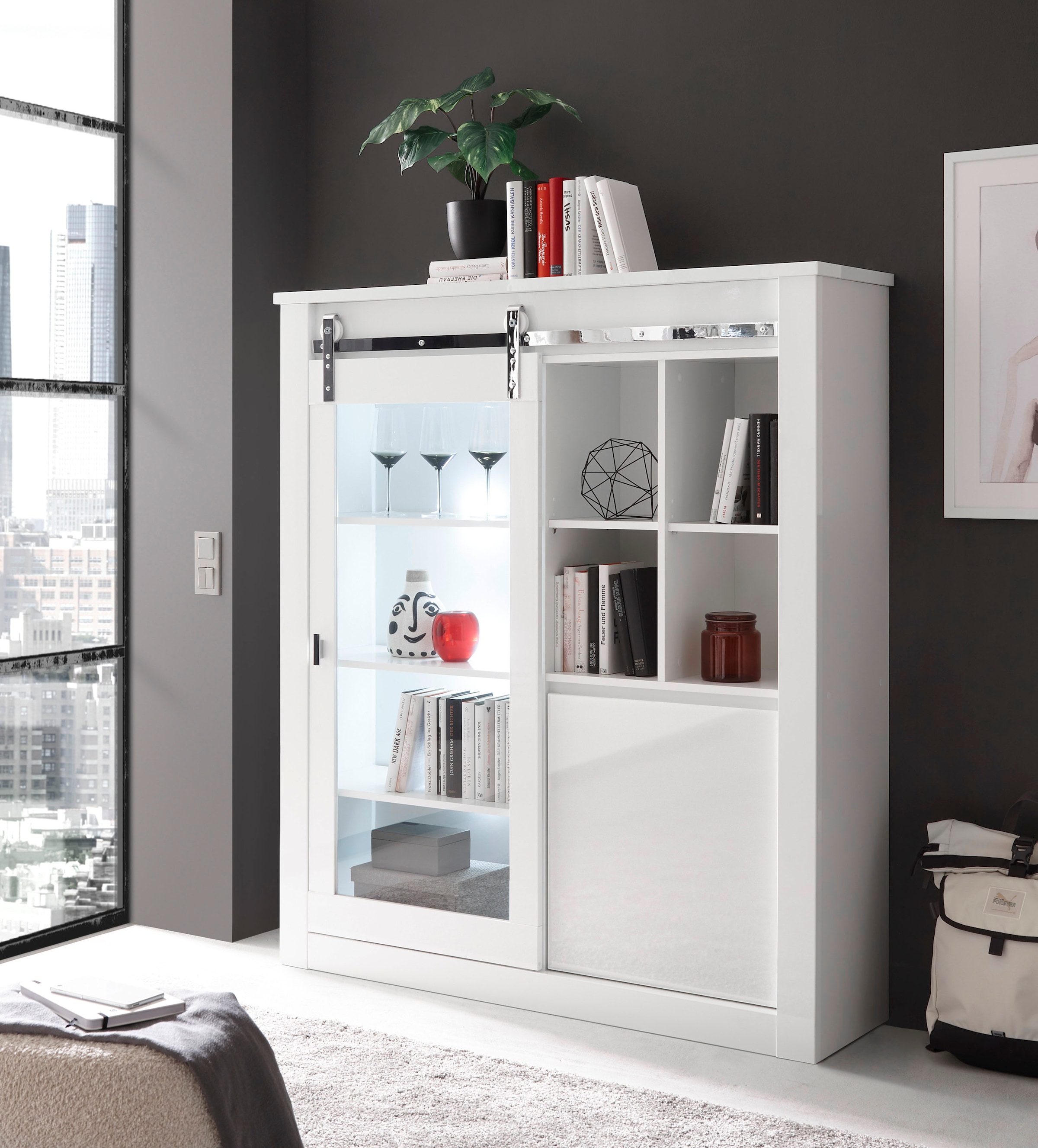 Home affaire Vitrine »Daytona, moderner Hochschrank, Glasvitrine in Weiß Hochglanz« mit Schiebetürenbeschlag in Chrom-Optik, ausreichend Stauraum