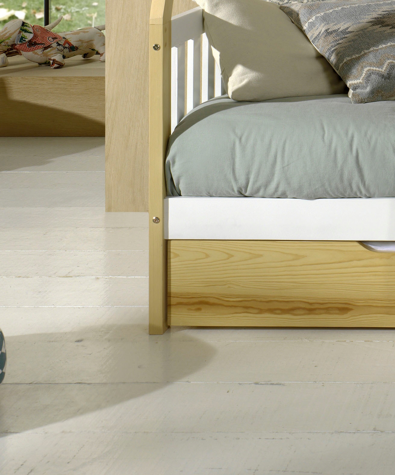 Vipack Kinderbett »Tipi, mit Querstange in Zelt-Optik, Kiefer massiv«, (B/H/T ca. 206x185,1x96cm, seitliche Sprossenumrandung), inklusive Rolllattenrost und wahlweise mit Bettschublade