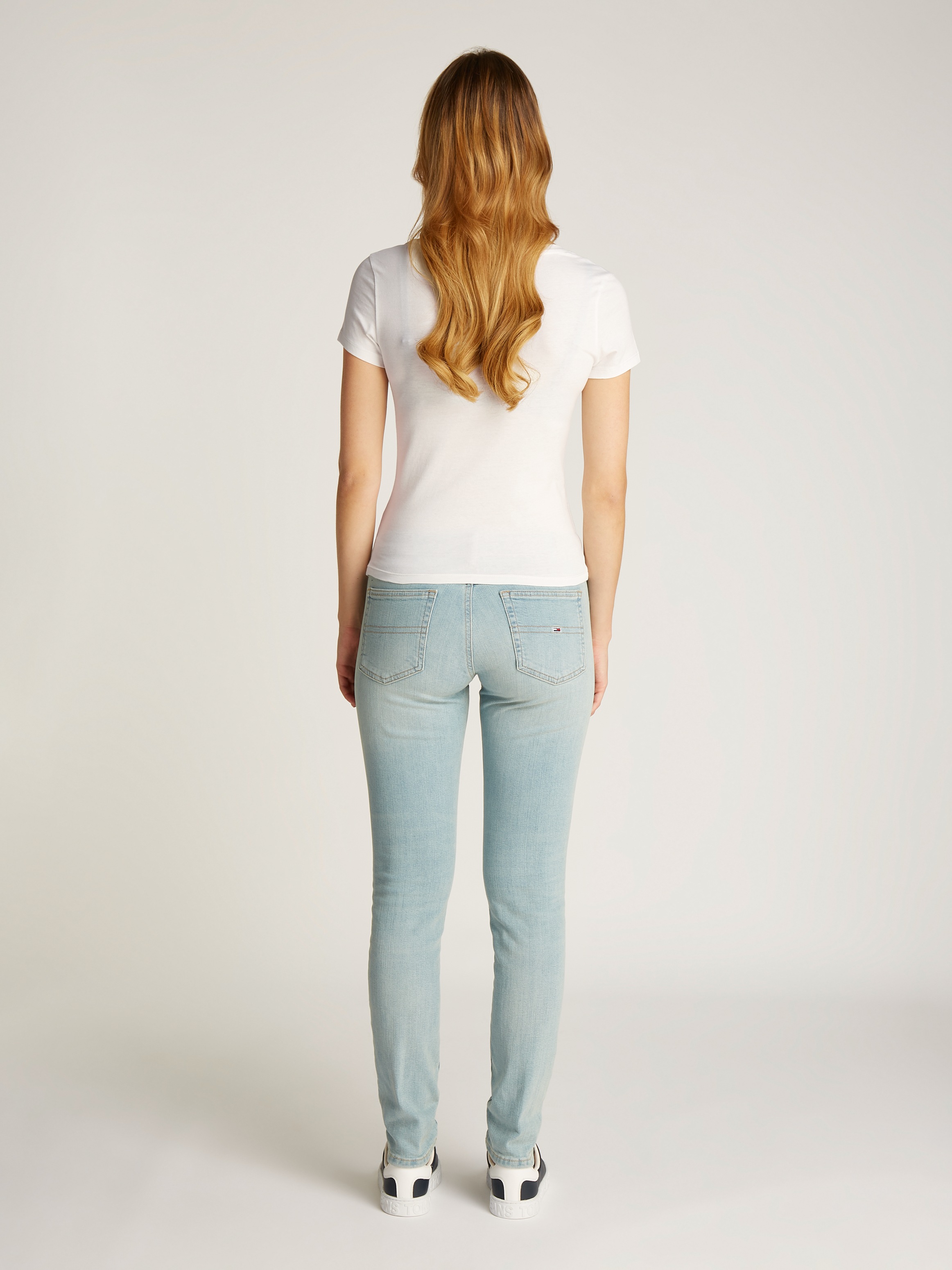 Tommy Jeans T-Shirt »TJW 2PACK V-NECK TEE«, (Packung, 2 tlg., 2-er Pack), mit Logostickerei