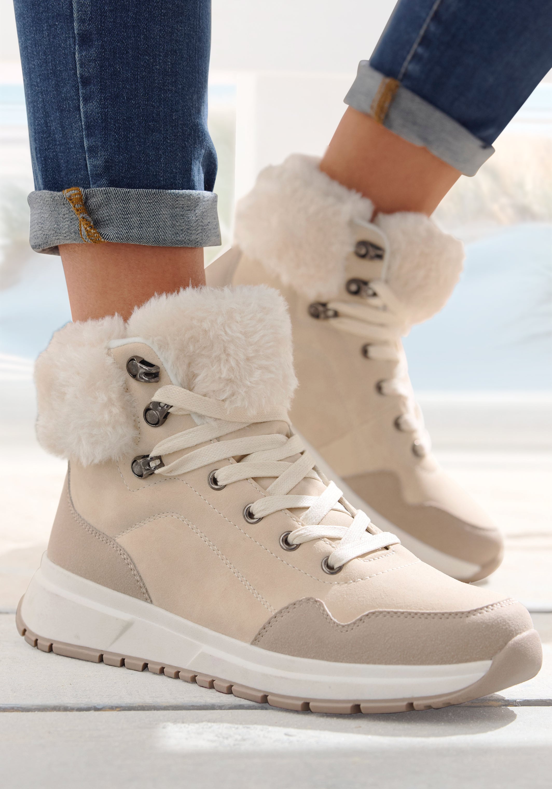 LASCANA Winterstiefelette »High Top Sneaker, Schnürschuh, Boots, Stiefelette«  aus wasserabweisendem Material mit Warmfutter VEGAN