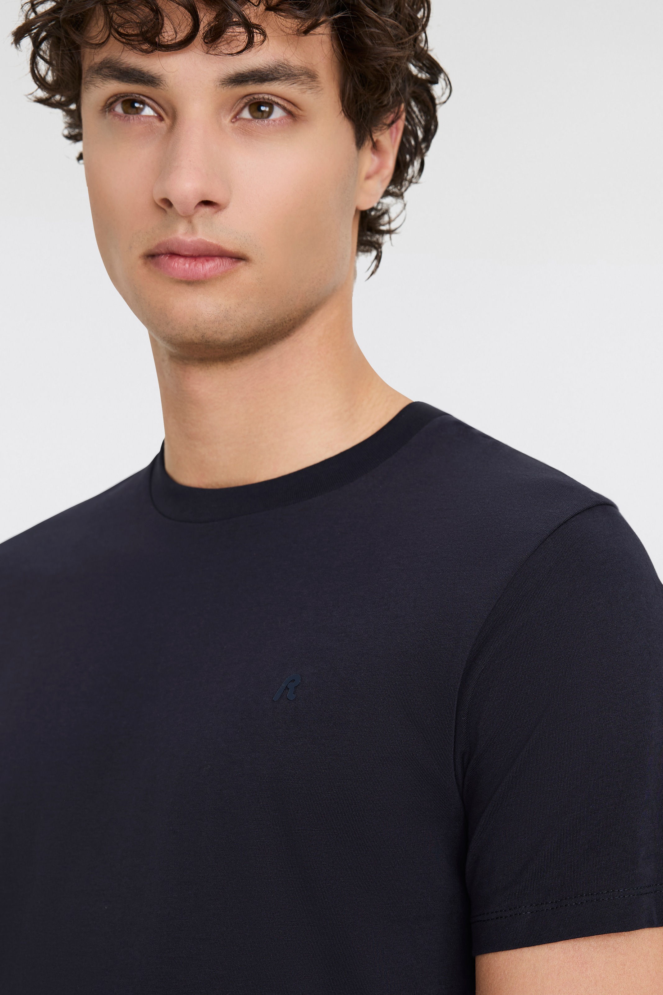 Replay T-Shirt »mit Logostickerei auf der Brust«