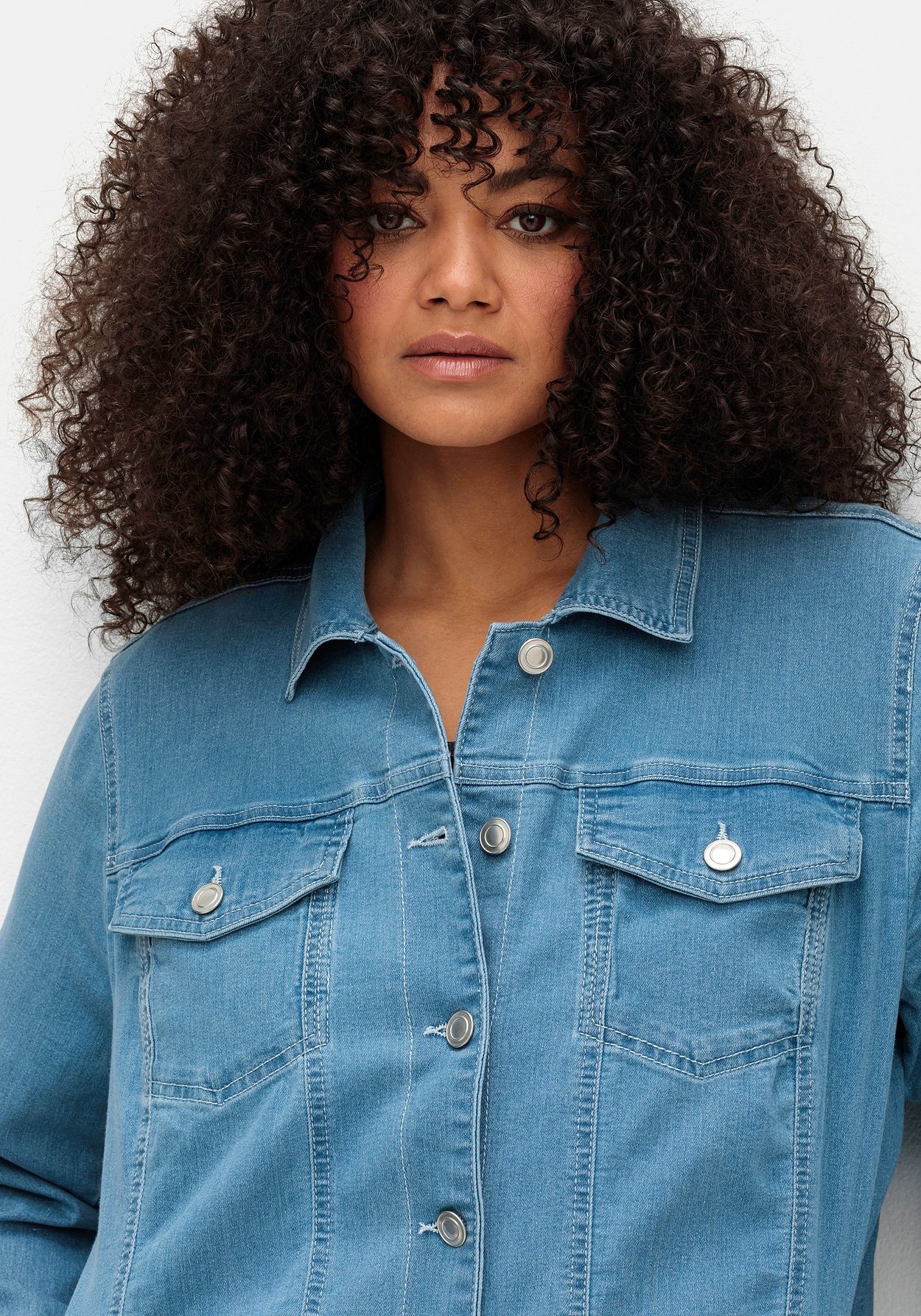 Sheego Jeansjacke »Jeansjacke mit Hemdkragen und Brusttaschen«, ohne Kapuze