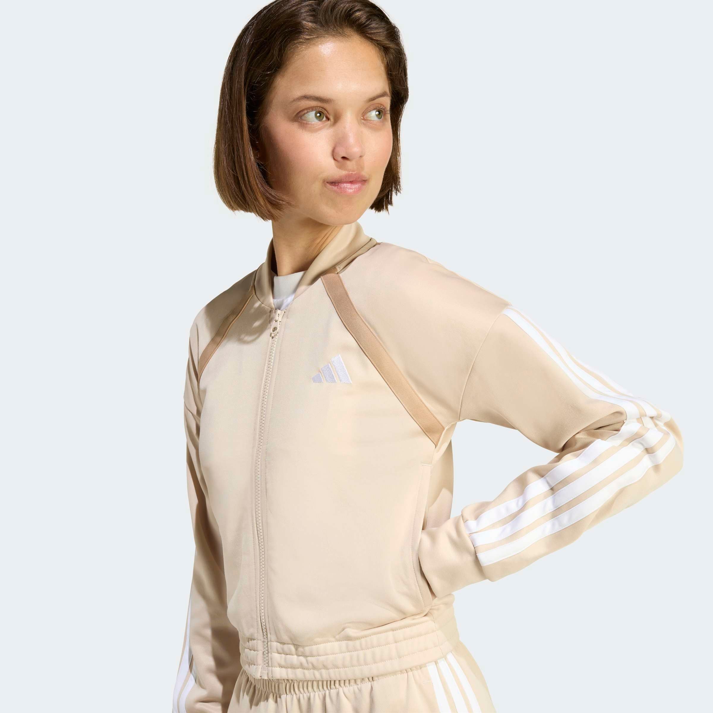 adidas Sportswear Trainingsanzug »W TEAMSPORT TS« 2 tlg. Jacke schmal geschnitten; Hose regulär geschnitten, hoher Bund