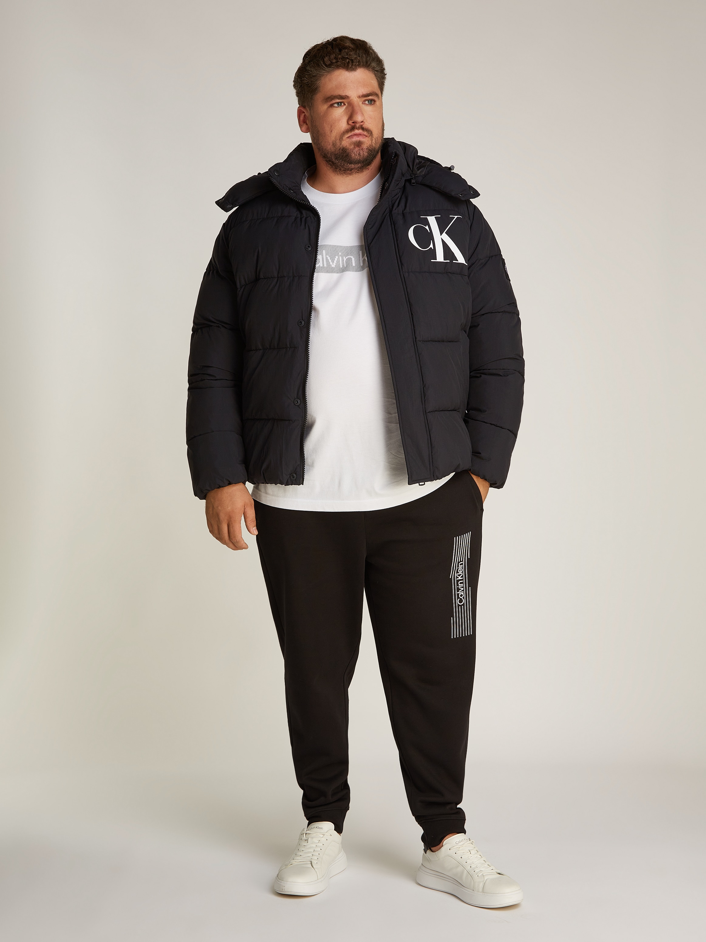 Calvin Klein Jeans Plus Outdoorjacke »Plus Essentials Non Down Jacket«, mit Kapuze, in Großen Größen mit Logoprägung
