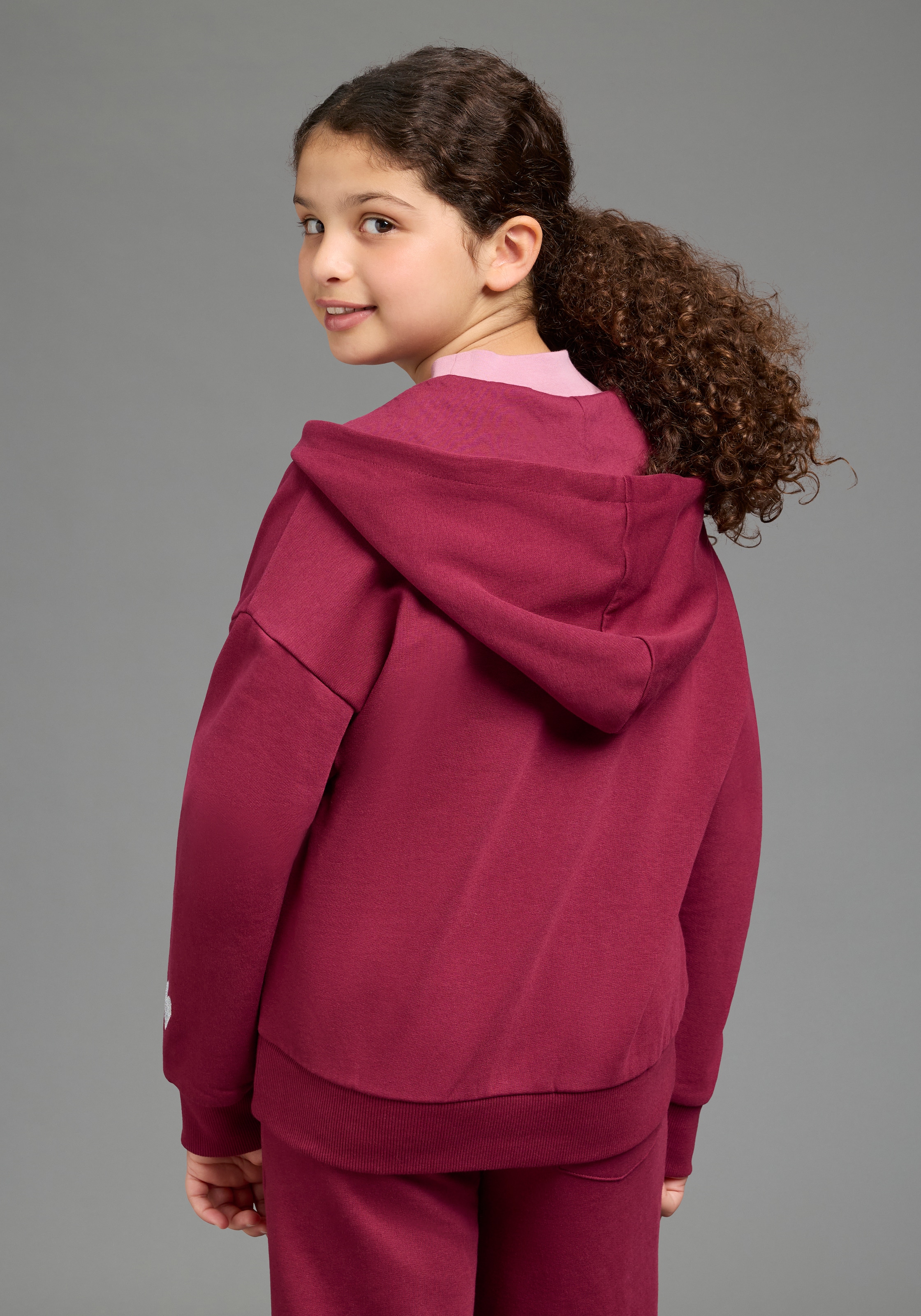 KIDSWORLD Kapuzensweatjacke »Lässige Sweatjacke mit kleinem  Logo« Lockere Form