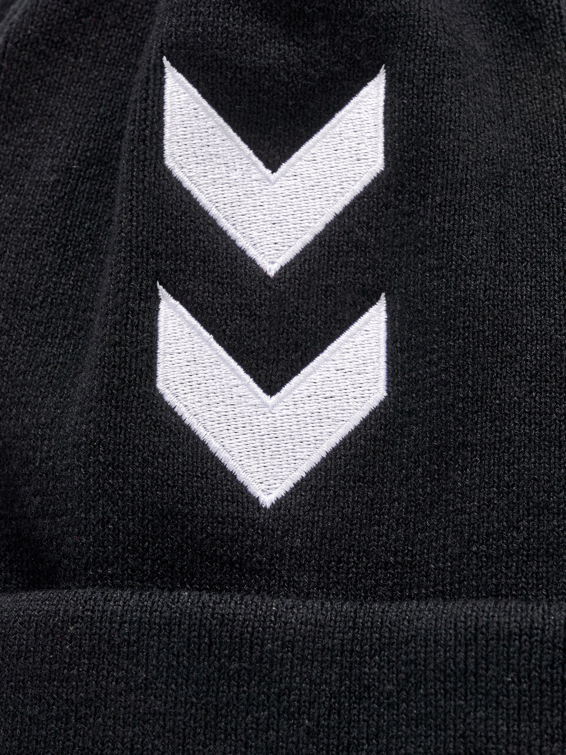 hummel Beanie »HMLPRO HAT« mit gedrucktem Kontrastlogo, elastisches Material, schnell trocknend
