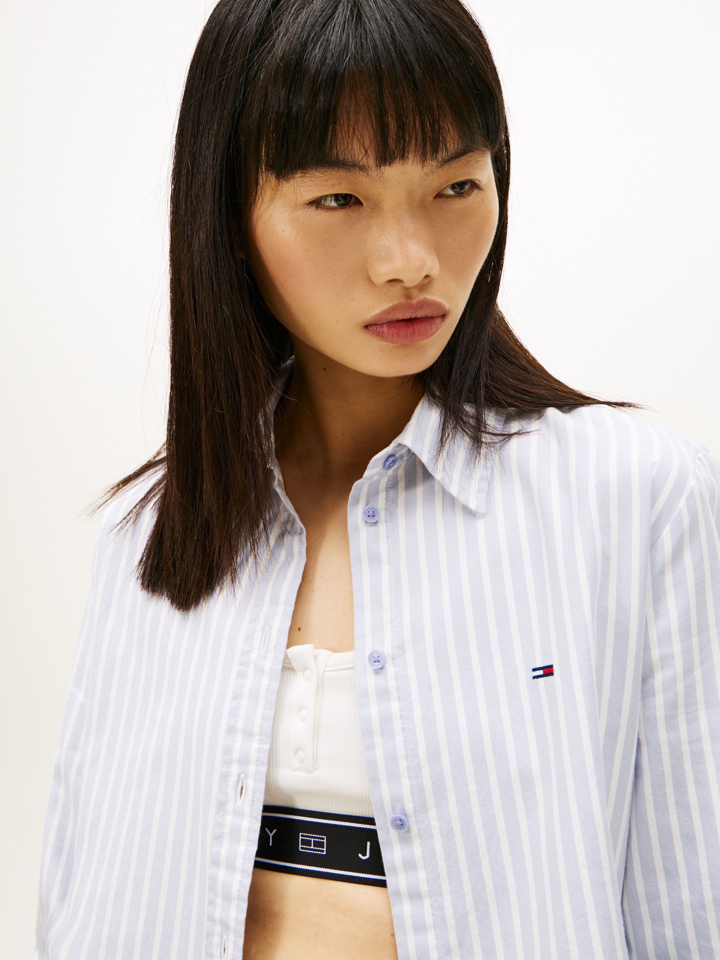 Tommy Jeans Hemdbluse »TJW REG OXFORD SHIRT« mit Logostickerei, abgerundeter Saum