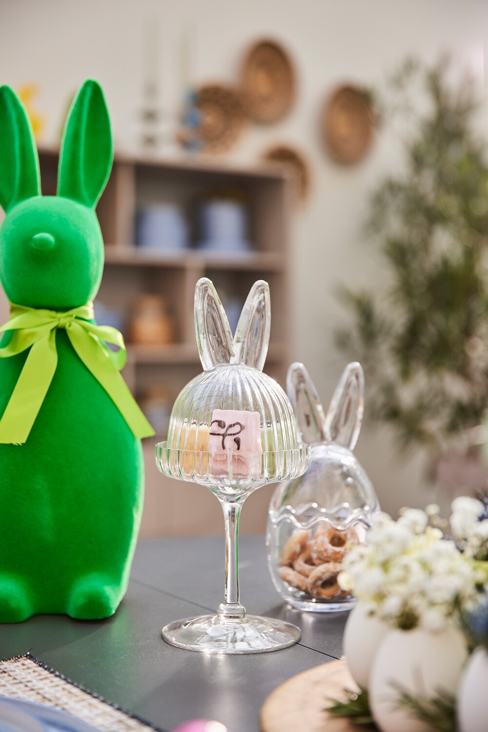 AM Design Dekofigur »Glas Etagere mit Hasenmotiv« mit Glashaube auf Fuß, bestehend aus 2 Teilen