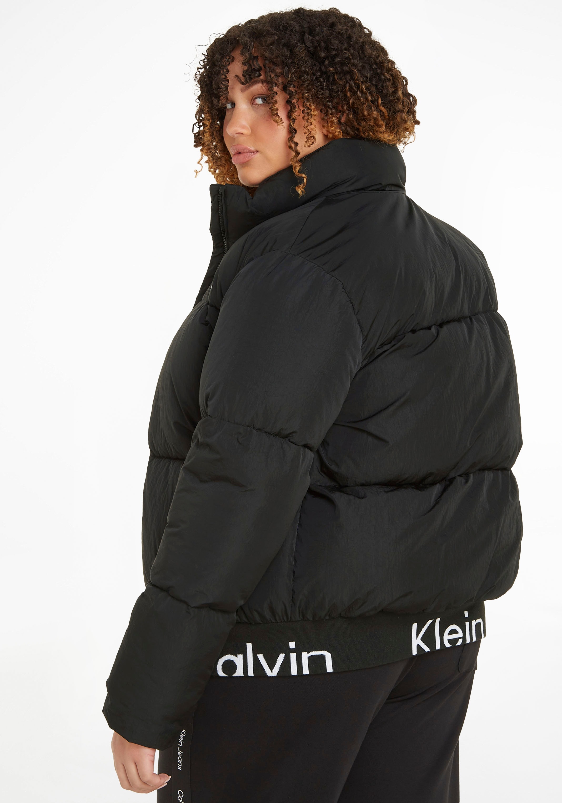 Calvin Klein Jeans Plus Steppjacke »PLUS LOGO HEM SHORT PUFFER«, mit elastischem Calvin Klein Jeans Bund