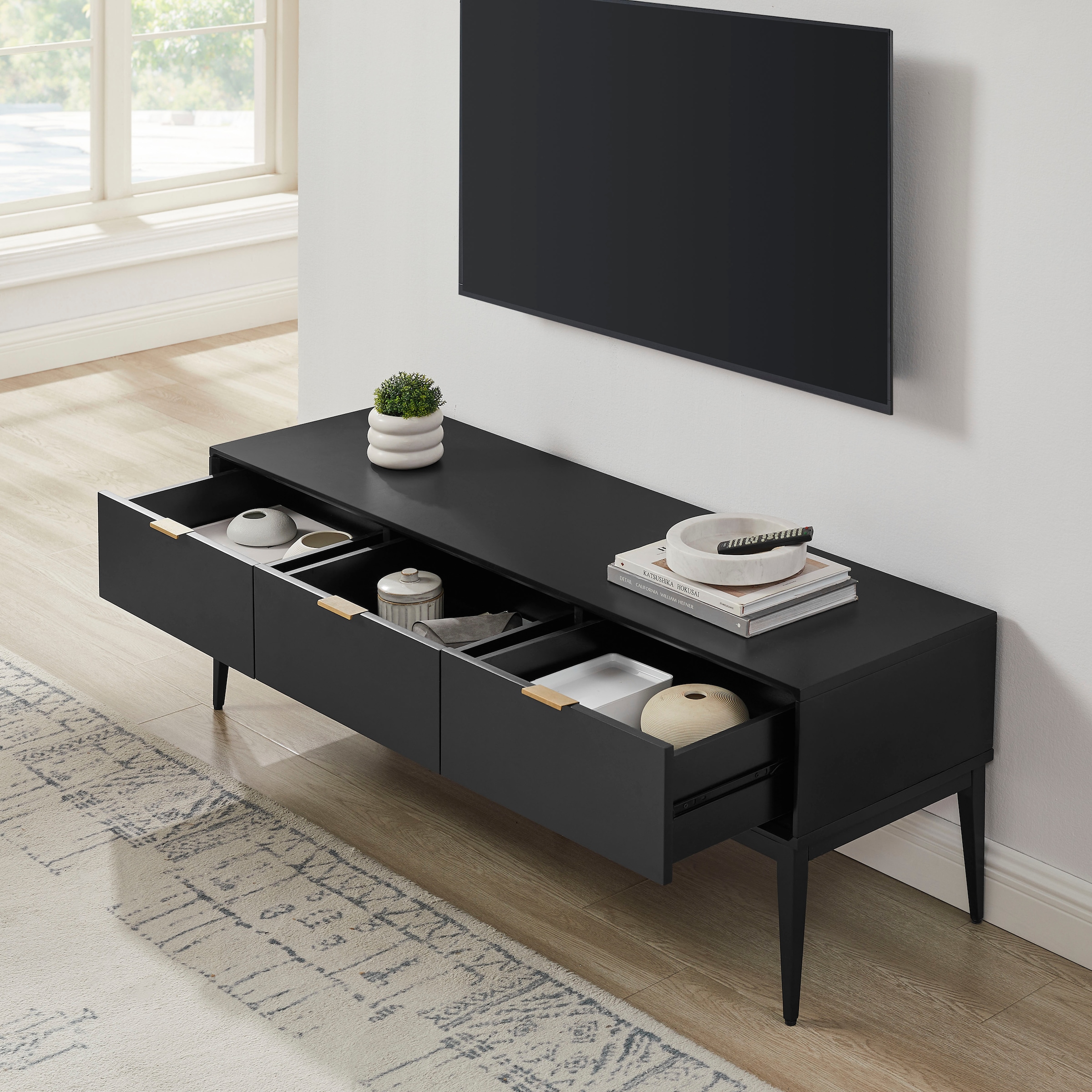 Leonique TV-Board »Lavisha« FSC-zertifiziertes Holz kombiniert Melamin, verchromten Metallgriffen