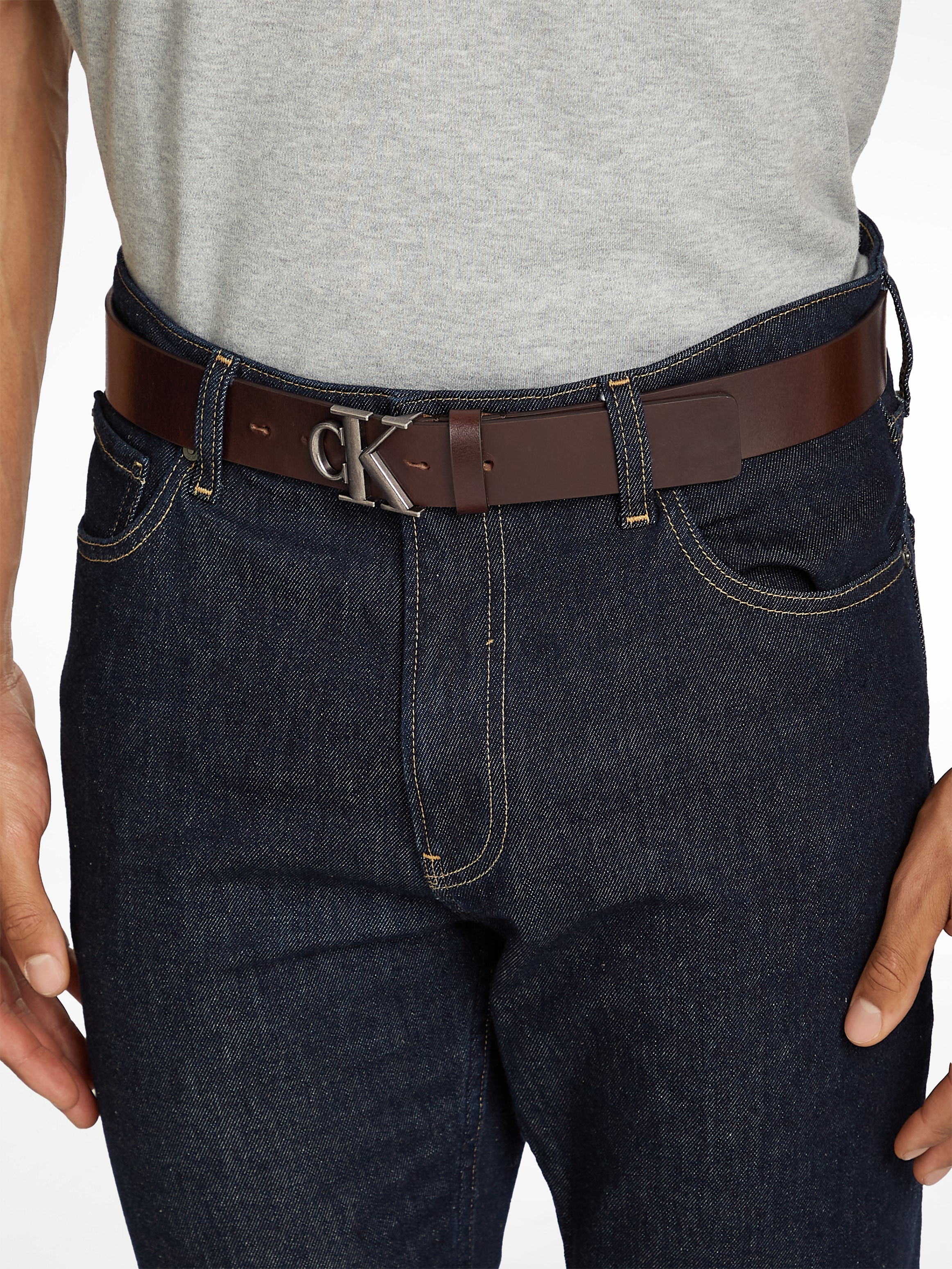 Calvin Klein Jeans Ledergürtel »ROUND MONO PLAQUE LTHR BELT 35MM«, mit CK-Logoschließe