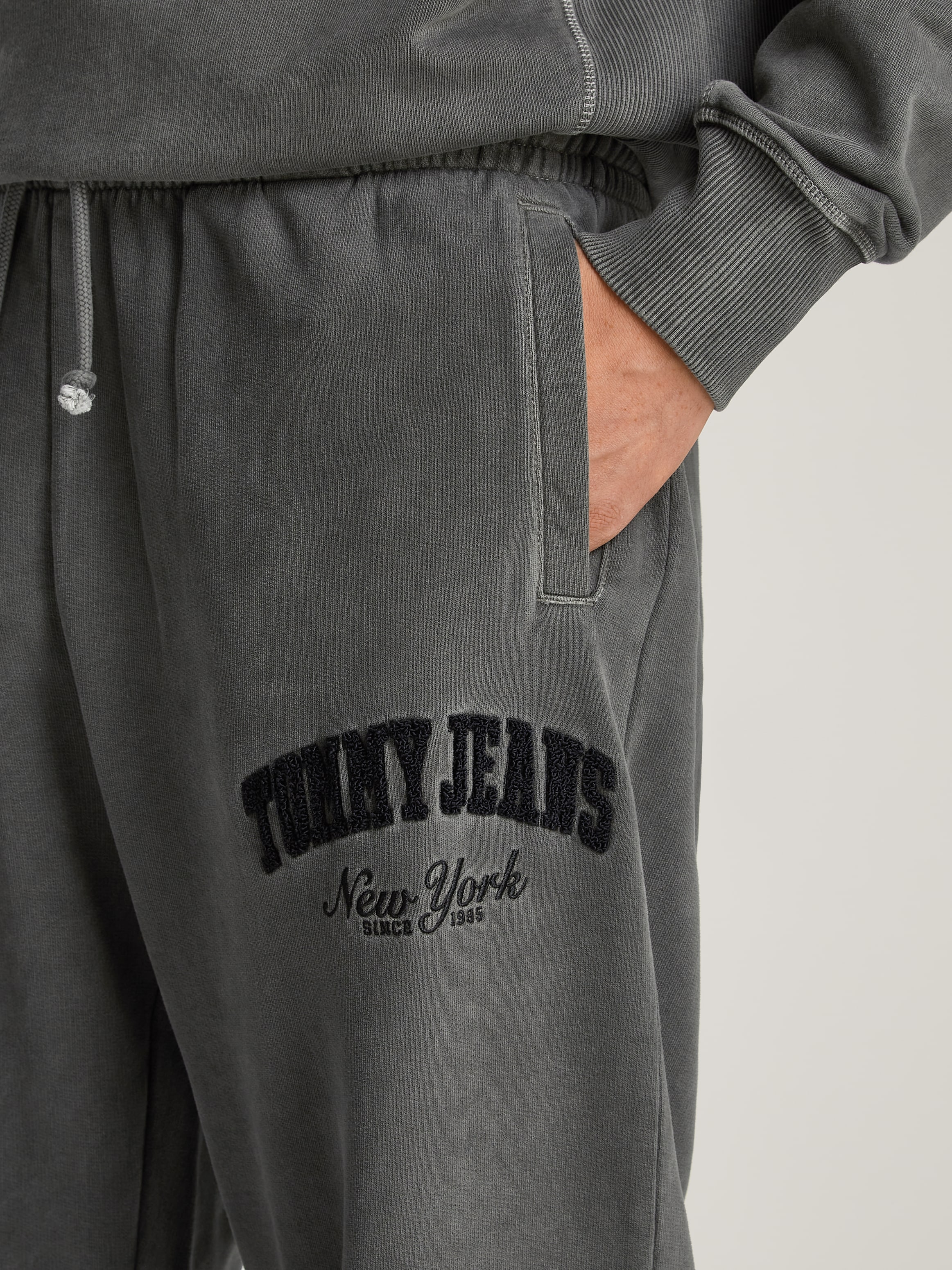 Tommy Jeans Jogginghose »TJM RLX VINTAGE VARSITY JOGGER«, mit Logostickerei