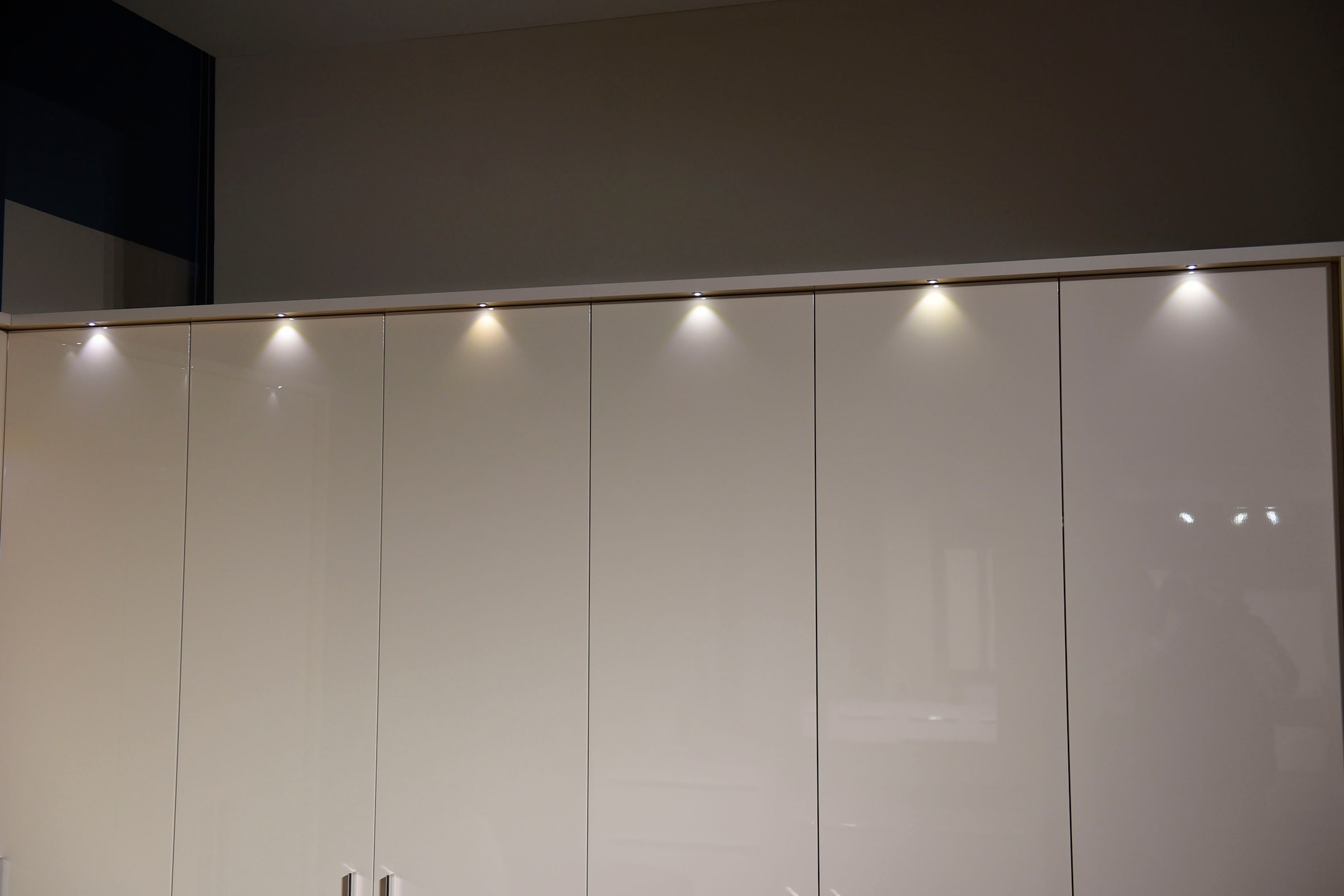Places of Style Kleiderschrank »Piano, inklusive Rahmen und Beleuchtung, soft-close-Funktion«, (viele Breiten zur Auswahl, 226cm hoch), beige oder weiß, UV lackiert, Hochglanzfronten, FSC-zertifiziert