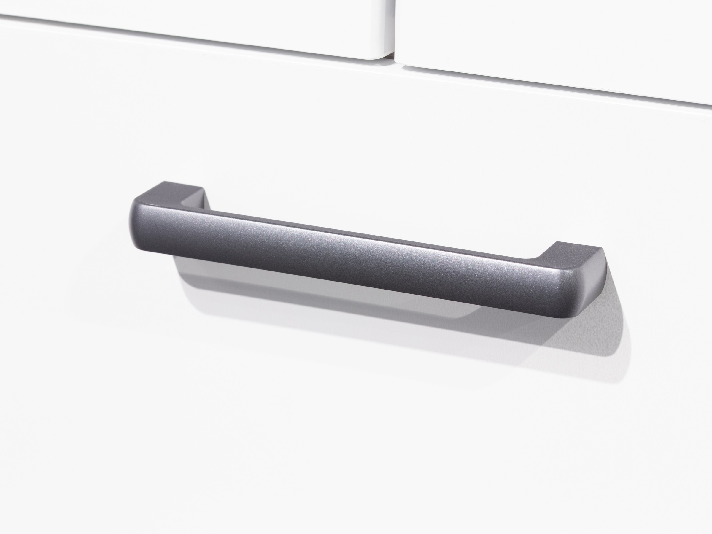 rauch Drehtürenschrank »Kleiderschrank Schrank Garderobe Wäscheschrank VOYAGER«, (in 3 verschiedenen Ausstattungen BASIC/CLASSIC/PREMIUM), mit modernen Griffen in Graumetallic, inkl. Schubkästen und Spiegel