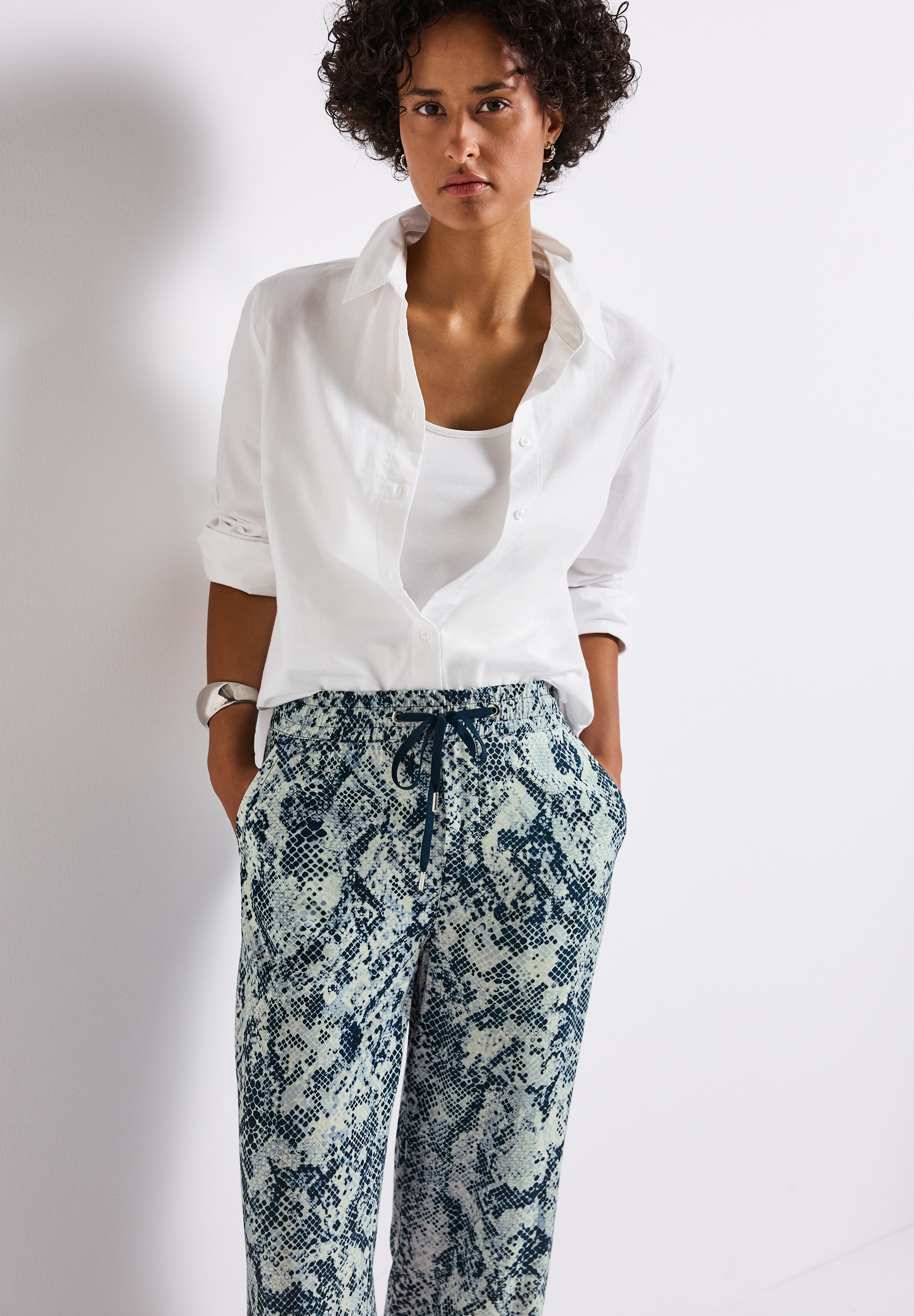 STREET ONE Stoffhose »Style Emee«, Sommerhose mit elastischem Bund und Tunnelzug, mit grafischem Muster