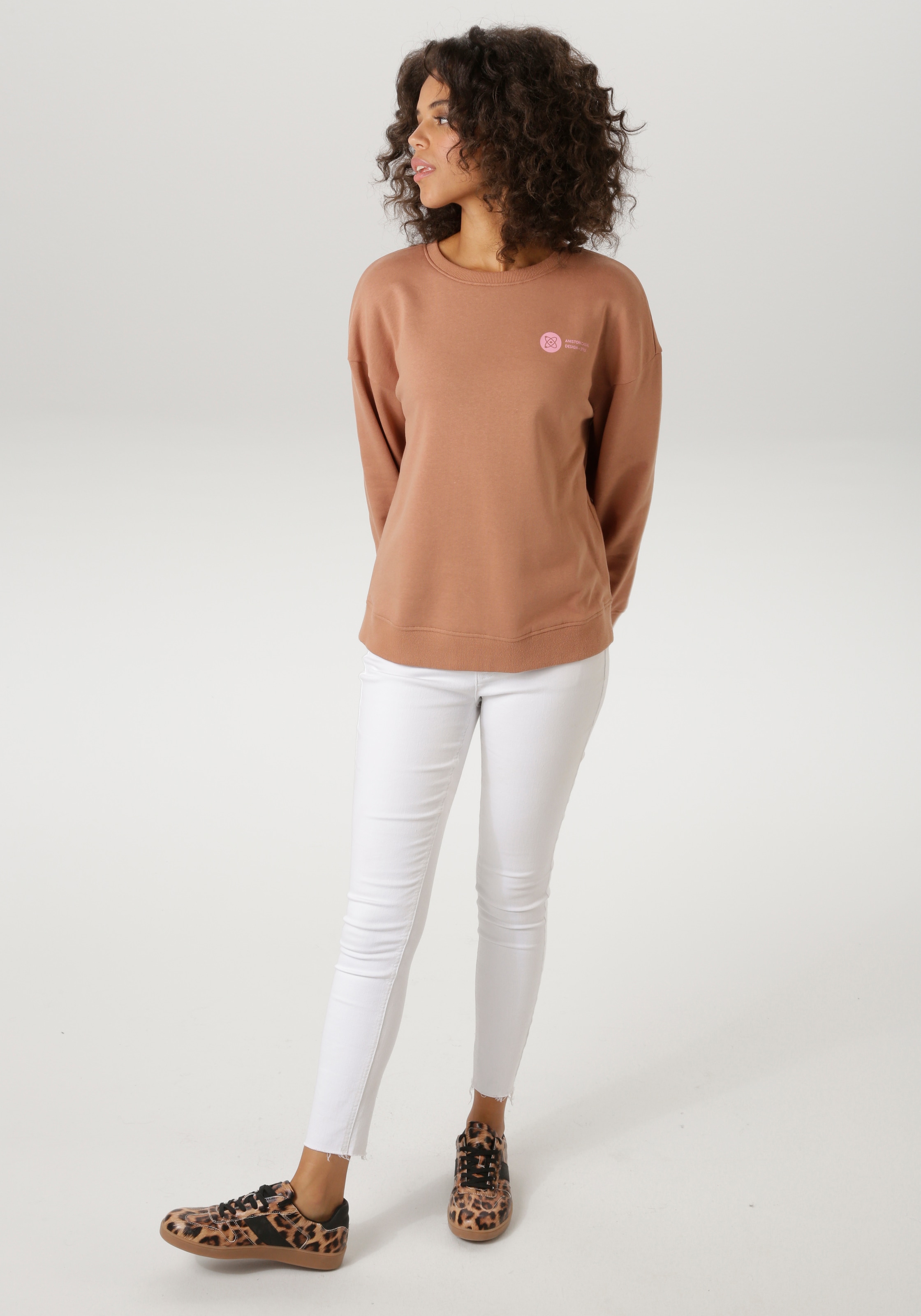 Aniston CASUAL Sweatshirt , hinten mit Applikationen, Stickerei und Schriftzügen

