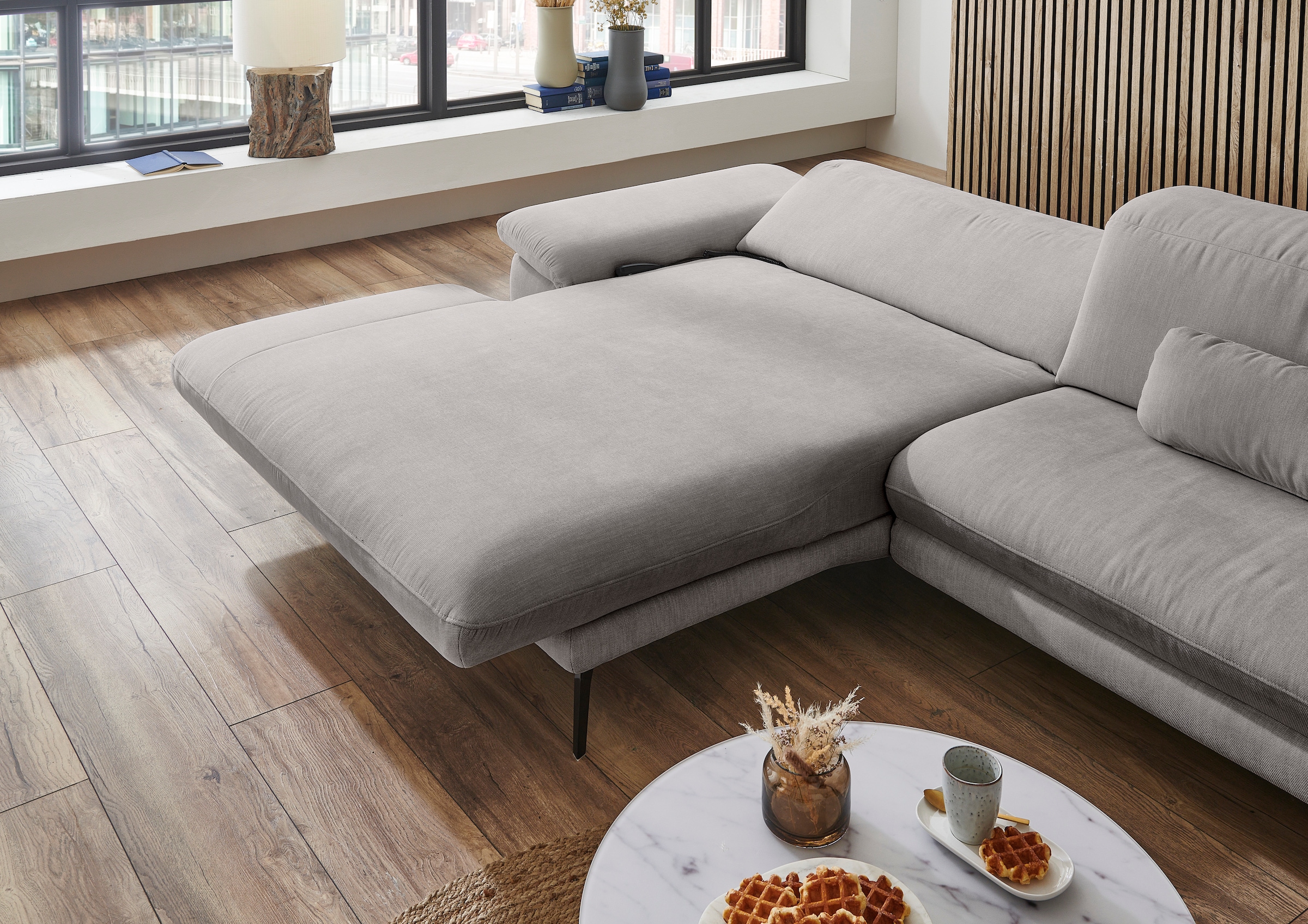 Die PlanBar Ecksofa »MP-IN22025 L-Form«, mit Kopfteilverstellung, wahlweise mit motorischem Canape