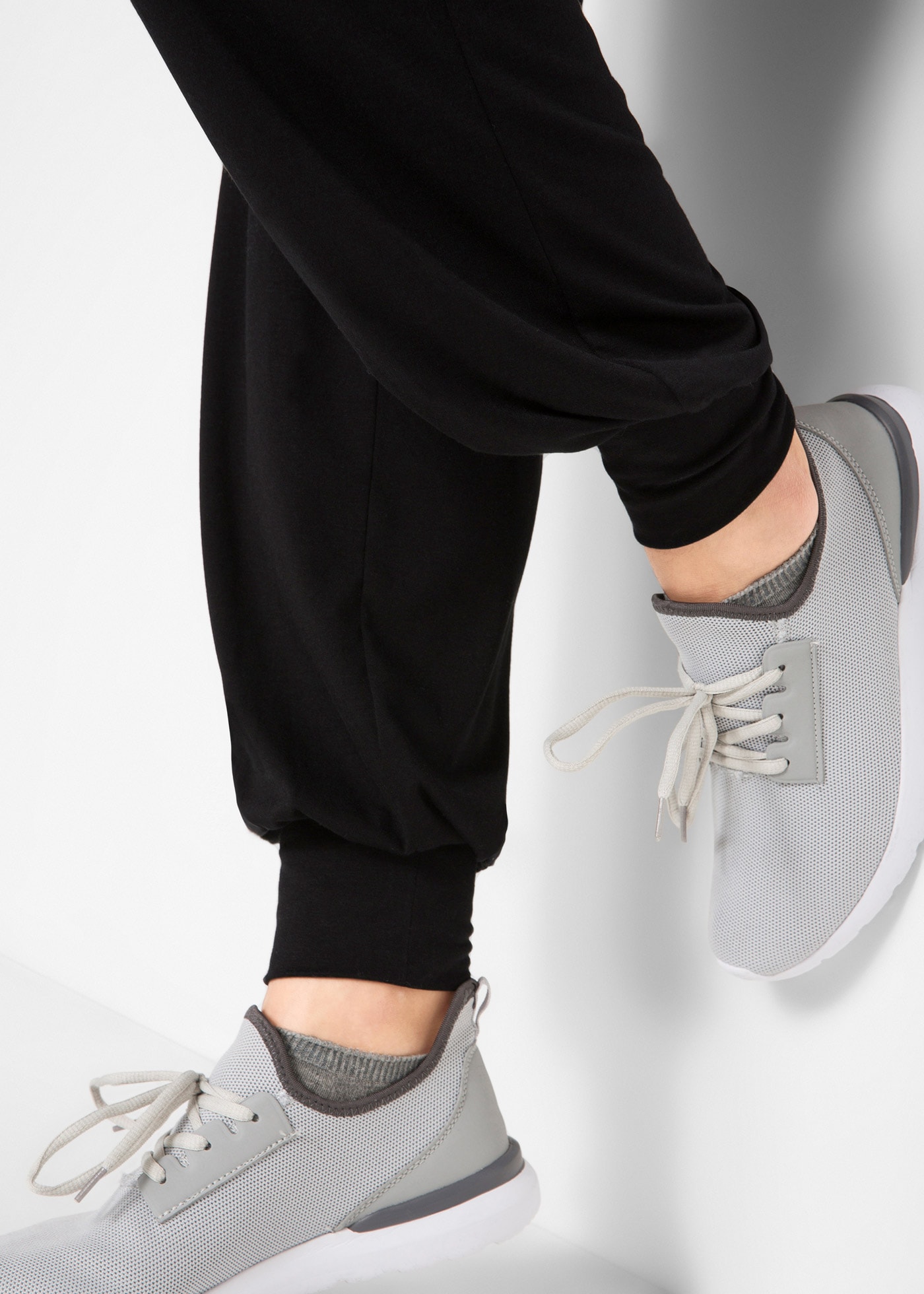 bonprix Sweathose  aus Polyester, Viskose und Elasthan, lockere Passform, Casual Stil