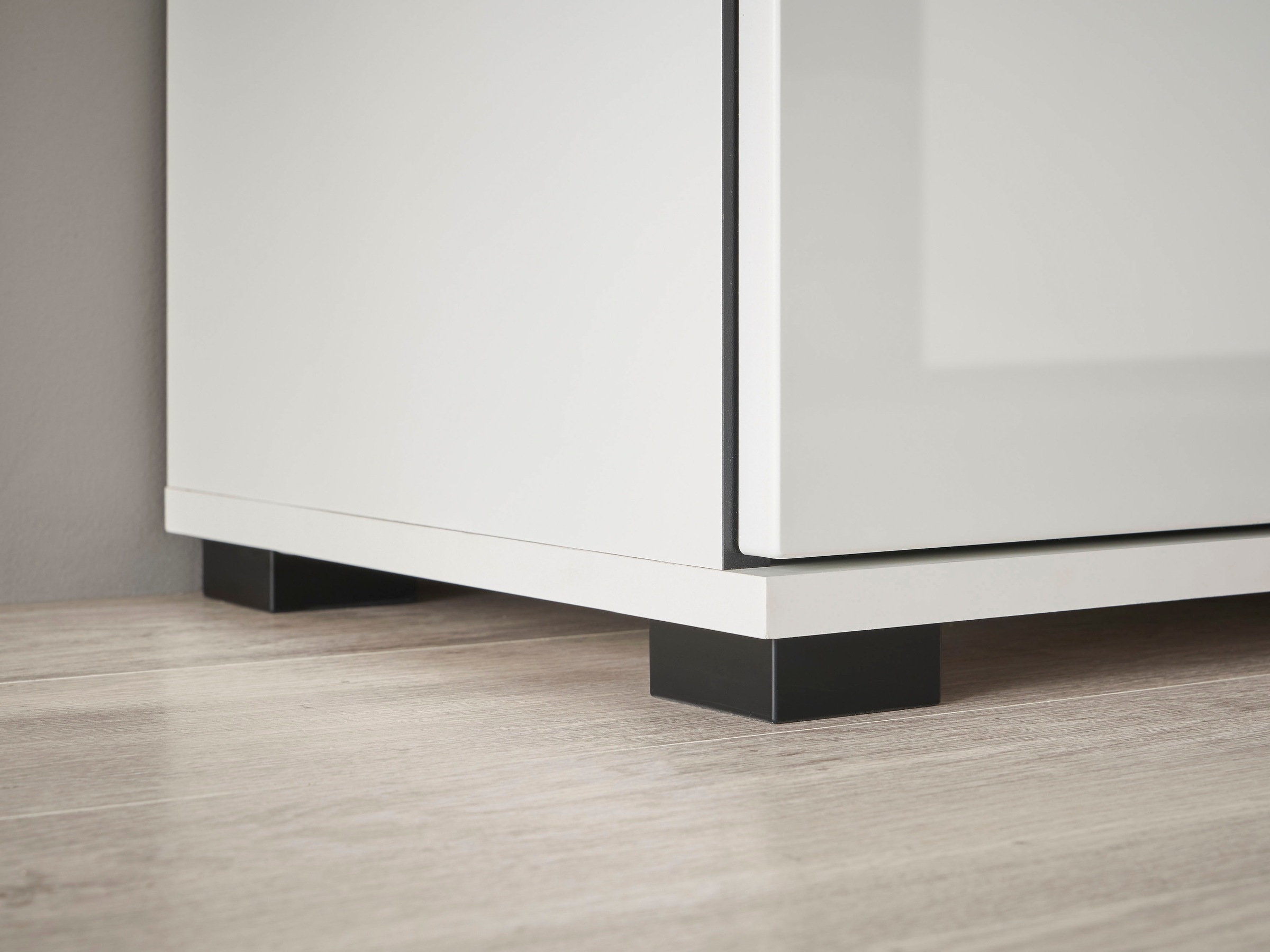 INOSIGN Vitrine »Cantara, Vitrinenschrank in Eiche Evoke oder weiß, Standvitrine«, schwarzer Stangengriff, ausreichend Stauraum, vielseitig einsetzbar