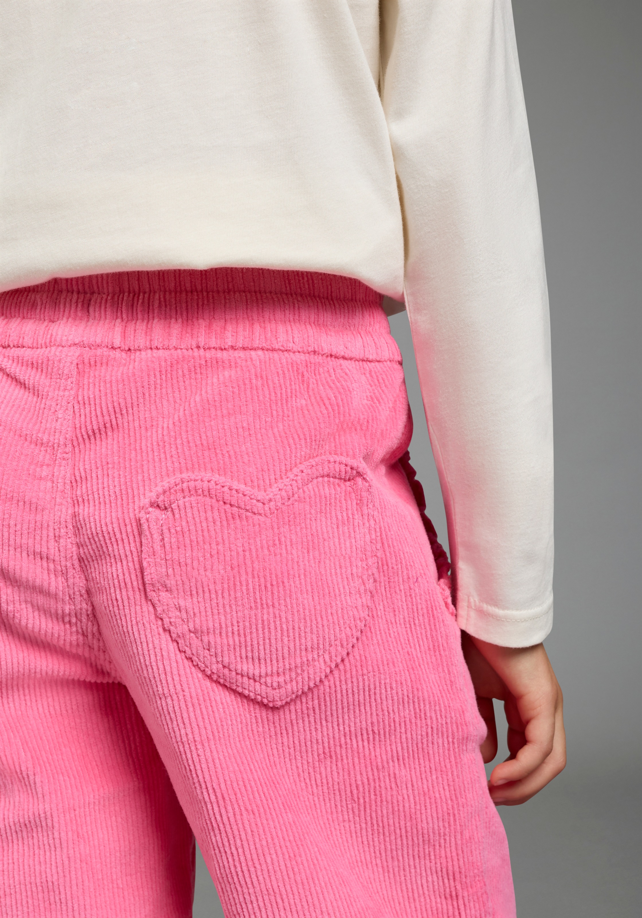 Scout Cordhose »Cordhose mit Herztaschen  - NEU von SCOUT«  weite Beinform, elastischer Cord, mit Badge-Applikation