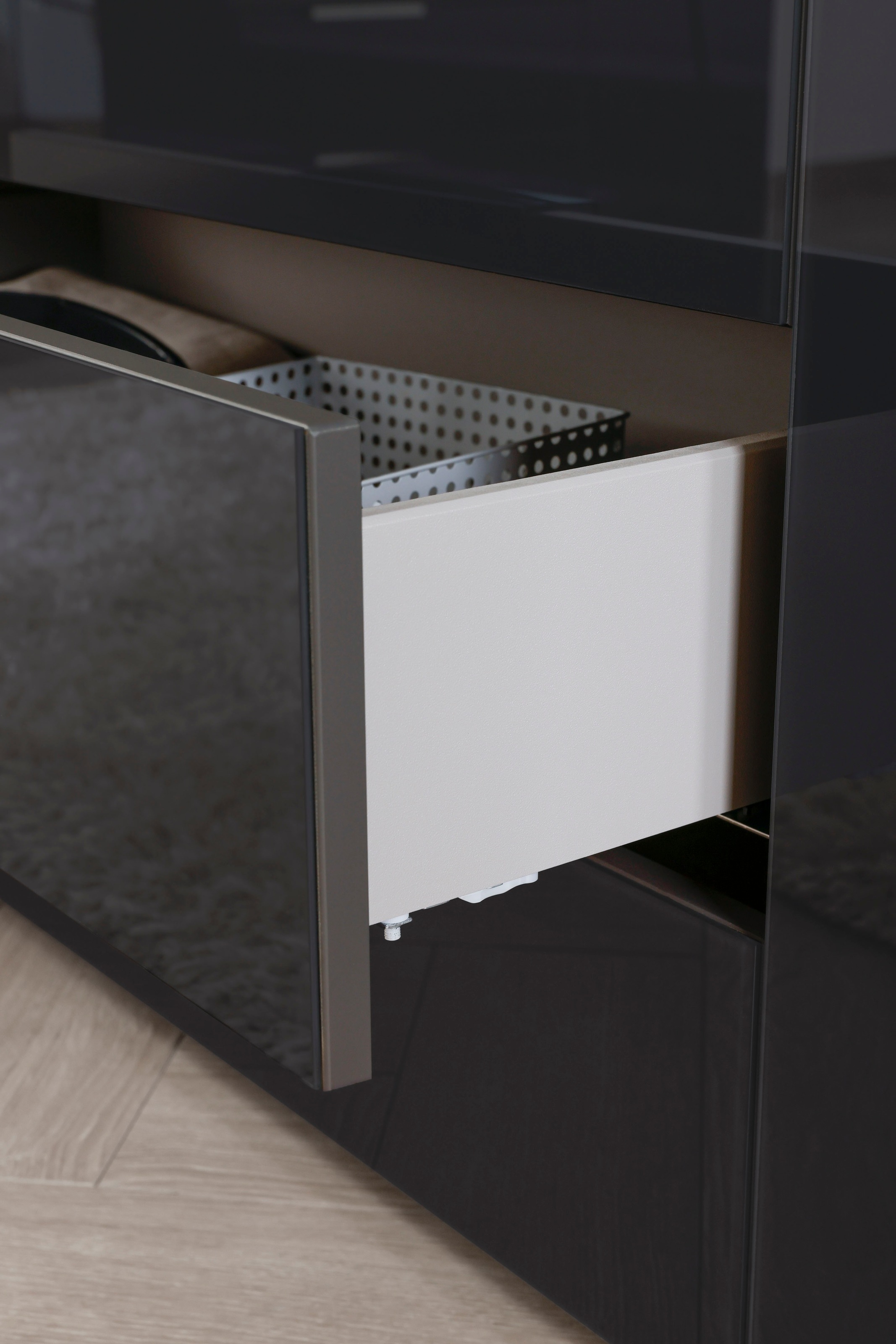 rauch Schubkastenkommode »Kommode Türkommode Sideboard Kombikommode FLIPP mit Glasfront« Breite 120 cm mit 2 Einlegeböden,  1-türig mit 5 Schubladen und Soft-Close-Funktion sowie Glasfront