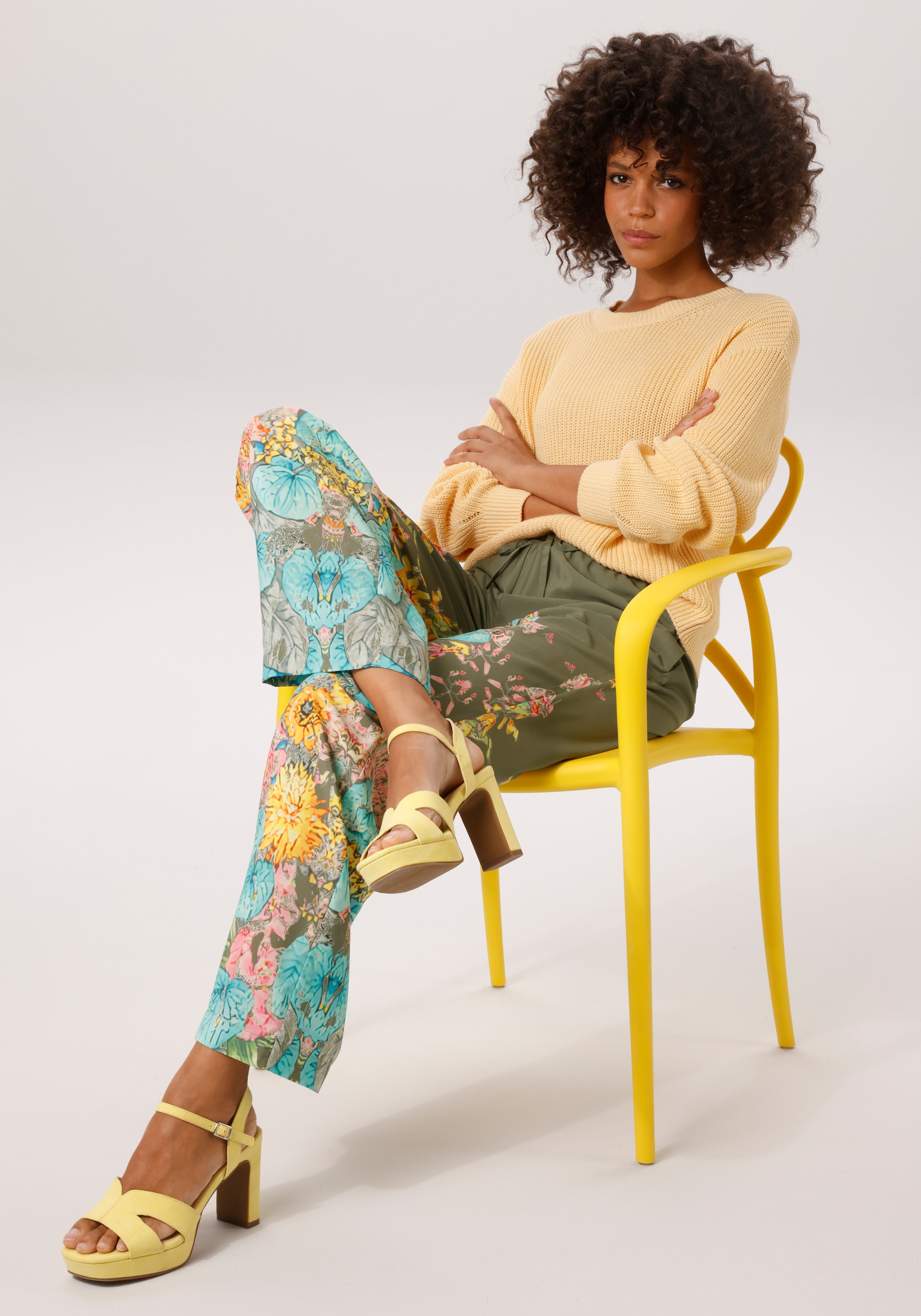 Aniston CASUAL Schlupfhose  mit farbenfrohen Blumendruck - NEUE KOLLEKTION