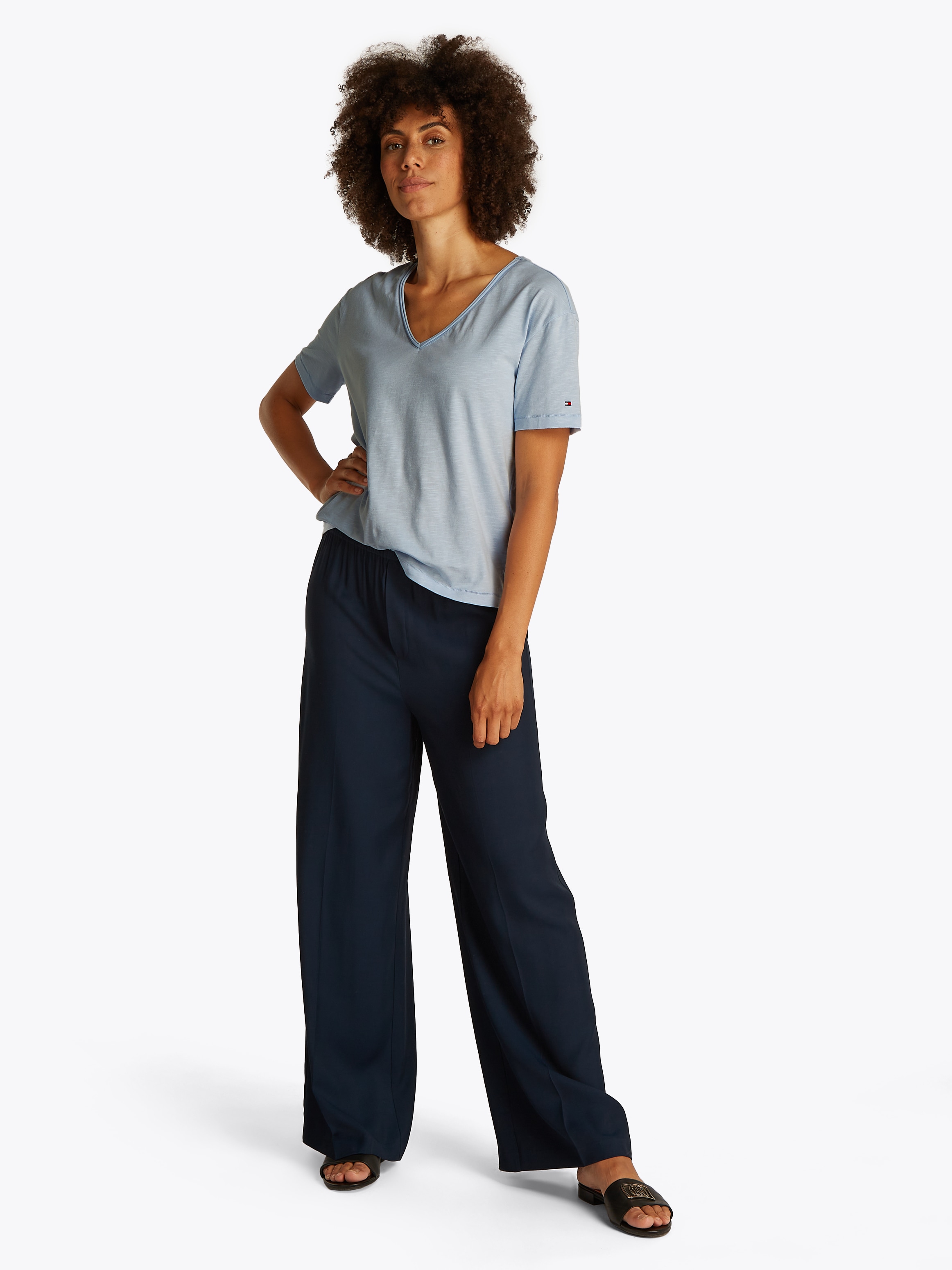 Tommy Hilfiger T-Shirt »SLUB CROP V-NK SS«, mit offener Kante, mit Logostickerei