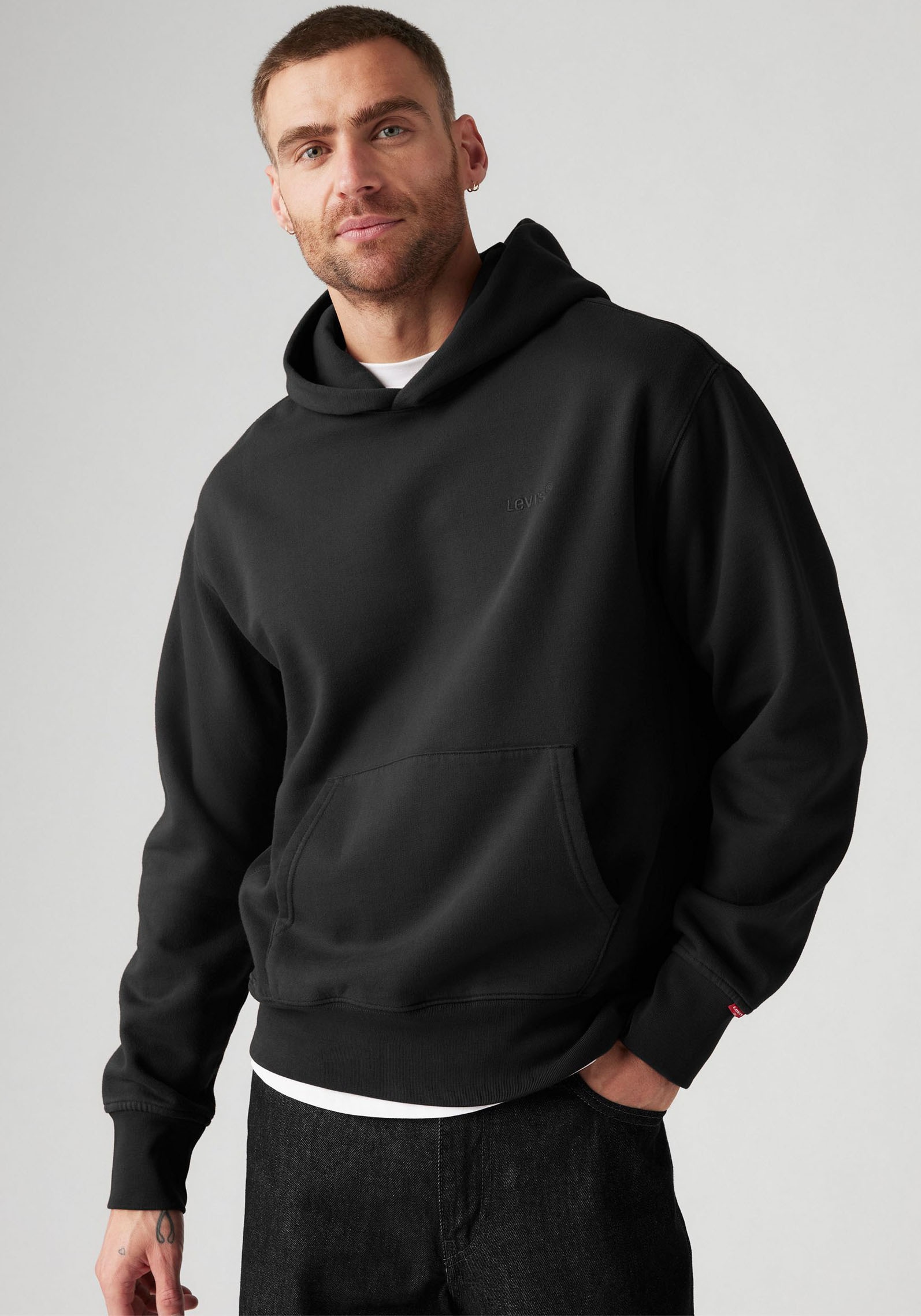 Levi's® Hoodie »THE AUTHENTIC HOODIE«, mit kleiner Ton-in-Ton Logostickerei auf der Brust
