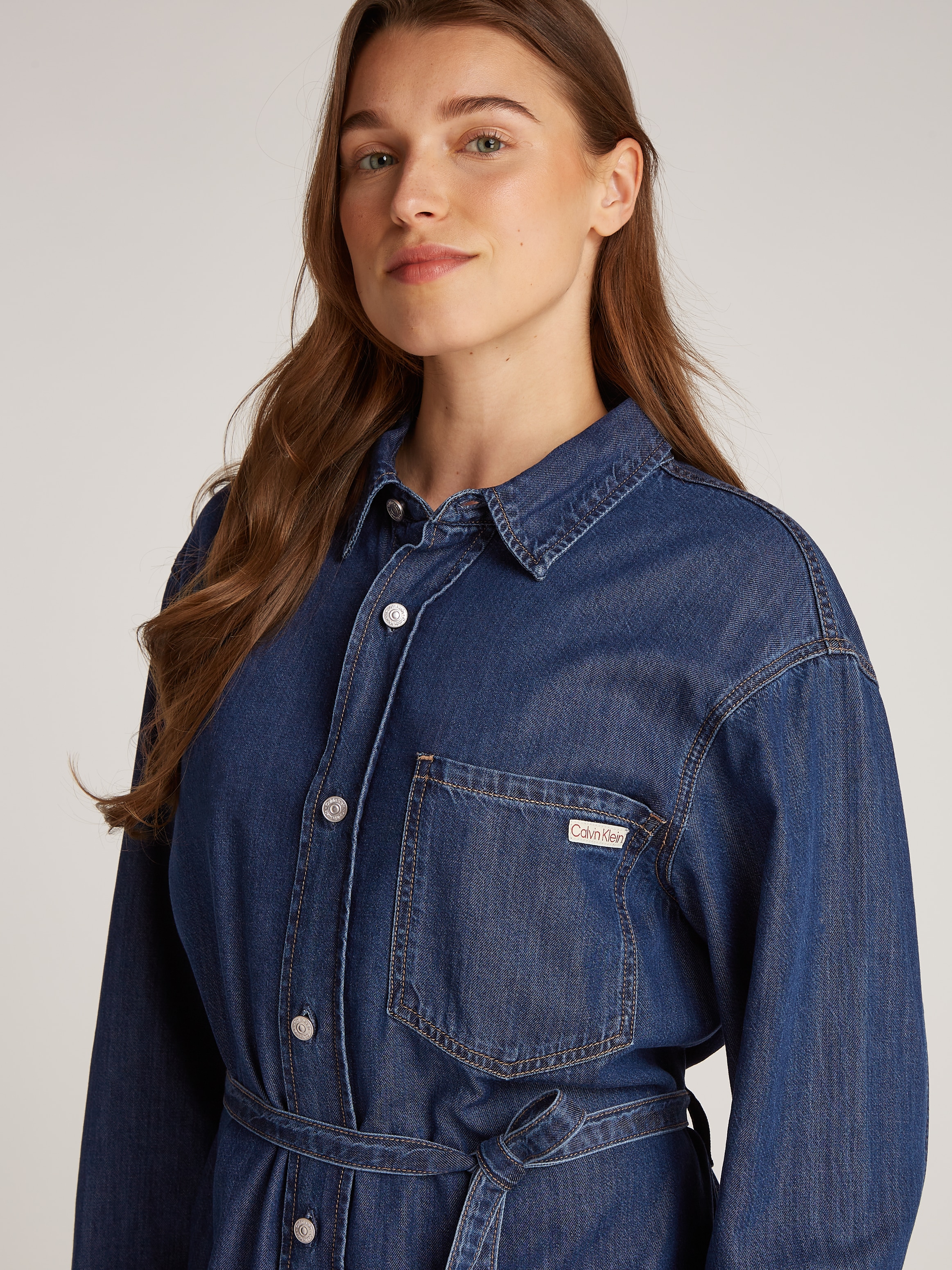 Calvin Klein Jeans Jeanskleid »BELTED TENCEL DENIM SHIRT DRESS«, mit Logostickerei