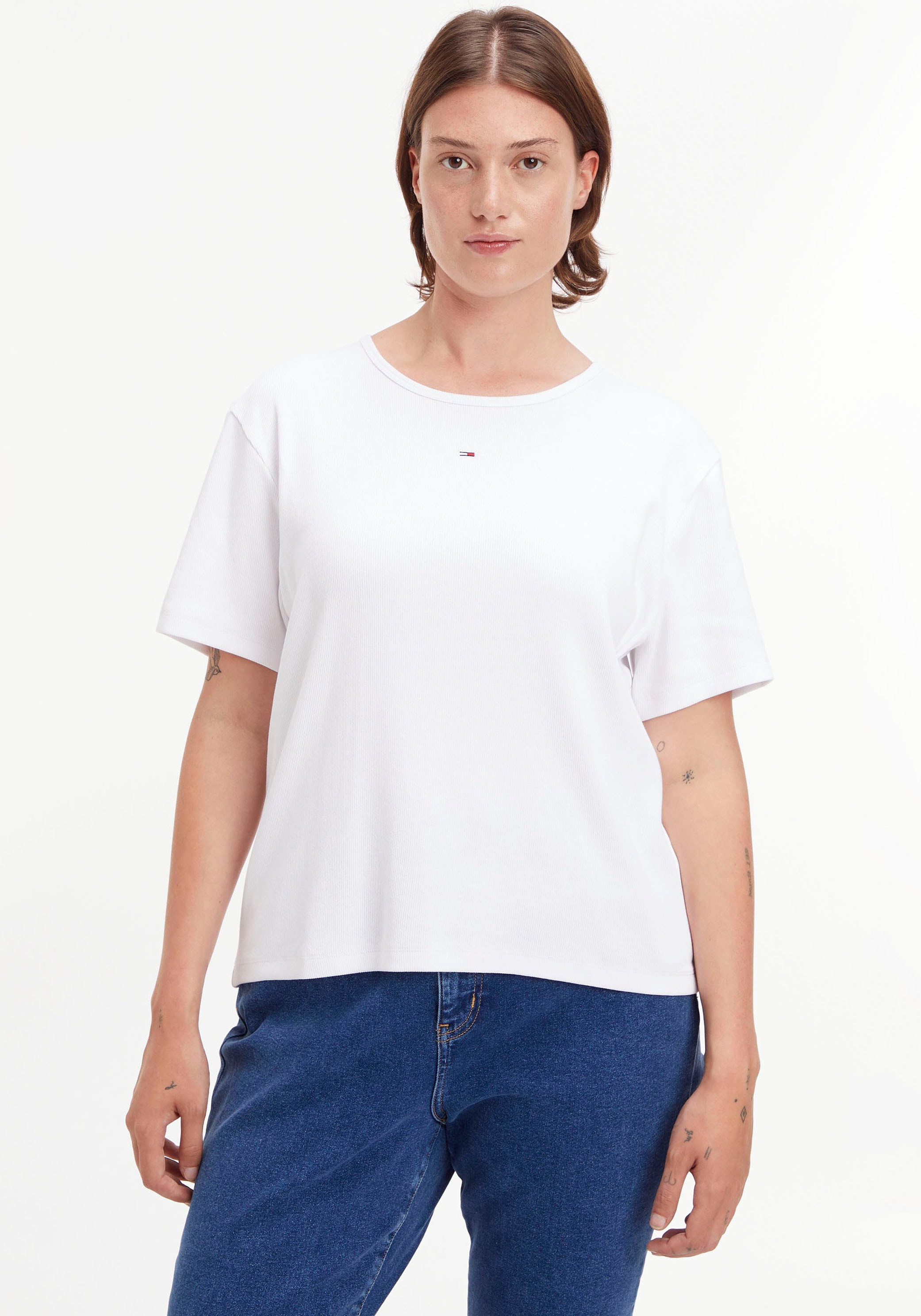 Tommy Jeans BBY bei »TJW Curve RIB CURVE,mit Tommy CRV ♕ ESSENTIAL (1 Jeans-Logostickerei PLUS SIZE Rundhalsshirt SS«, tlg.)