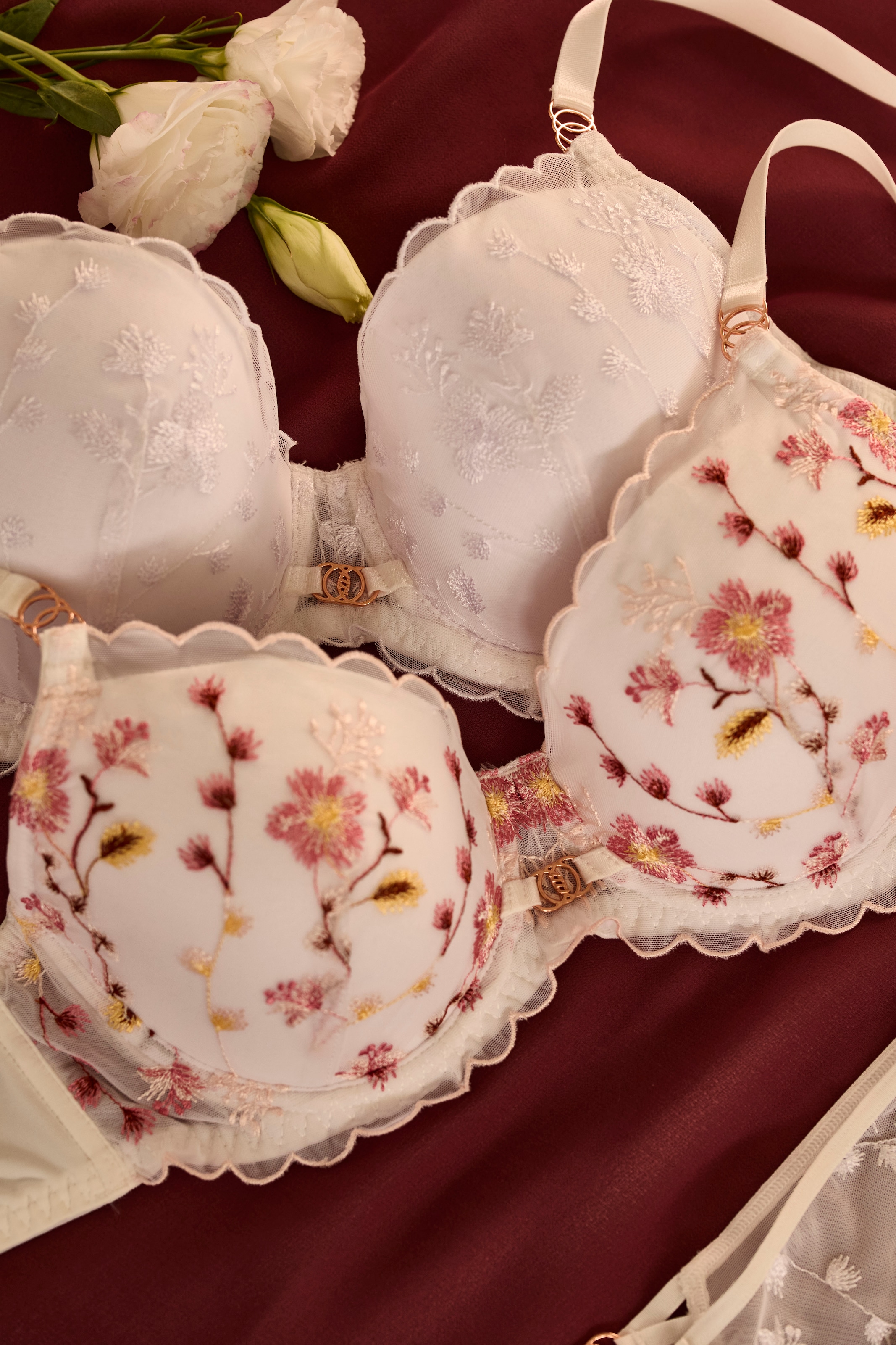 LASCANA Schalen-BH, mit Bügel aus zarter Blumen-Stickereispitze, sexy Dessous