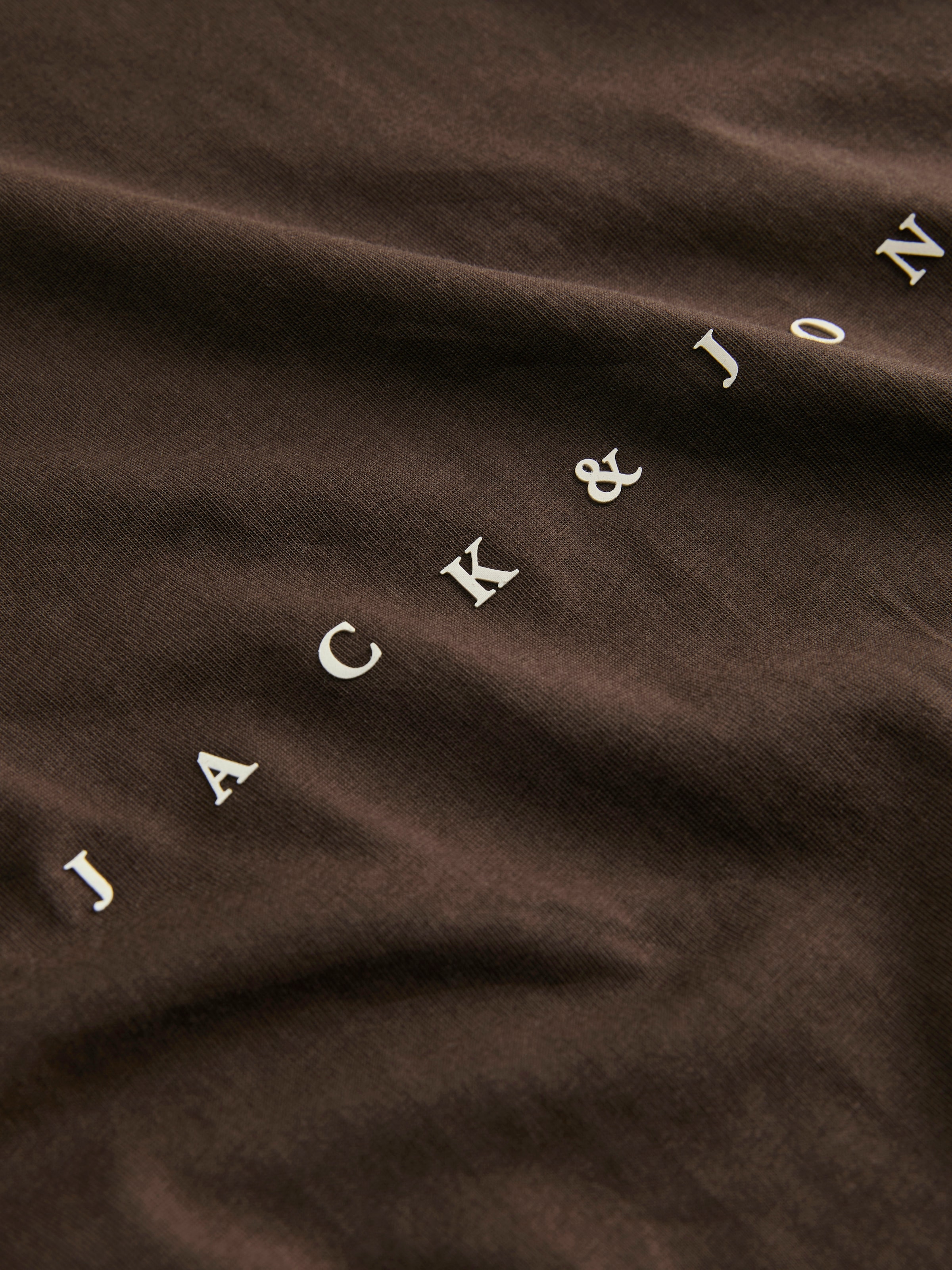 Jack & Jones Rundhalsshirt »JJESTAR mit Pigmentprint und Baumwollgefühl«, mit Pigmentprint