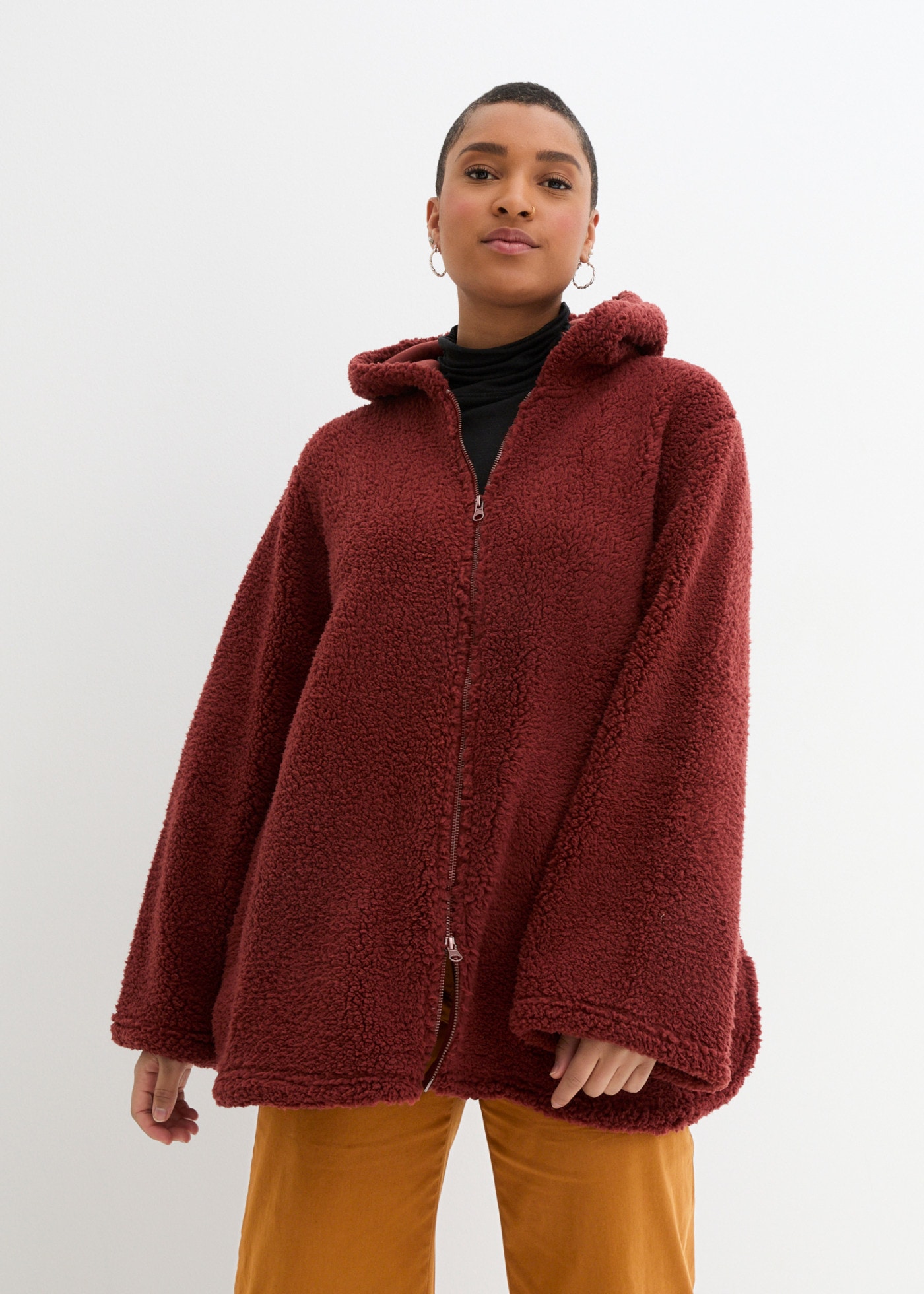 bonprix Fleecejacke mit Kapuze aus kuscheligem Teddymaterial, mit Stehkragen und Kapuze, in A-Linie