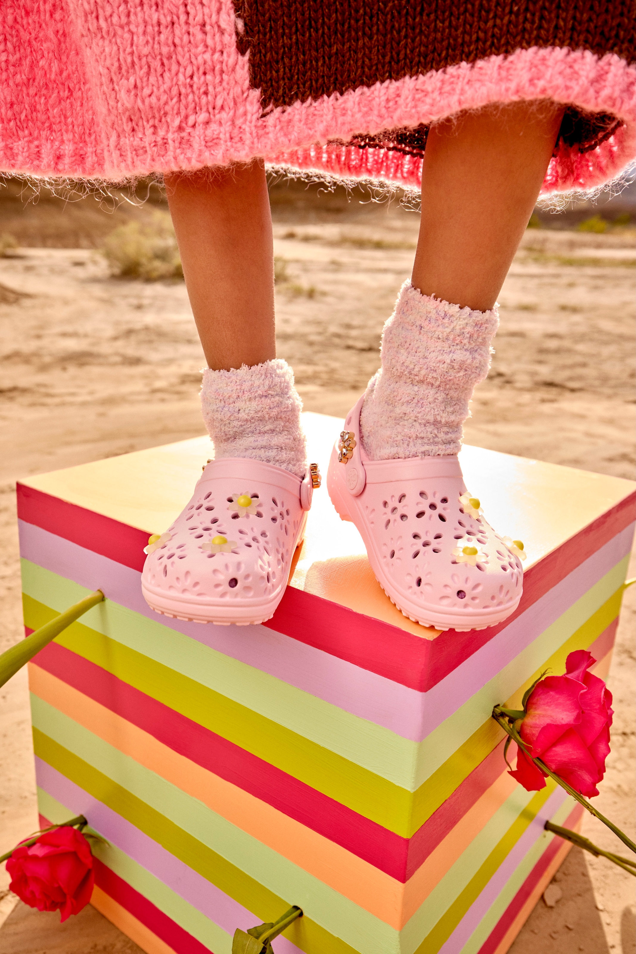 Crocs Clog »Classic Floral Cut Out Clog«, Sandale mit schwenkbarem Fersenriemen