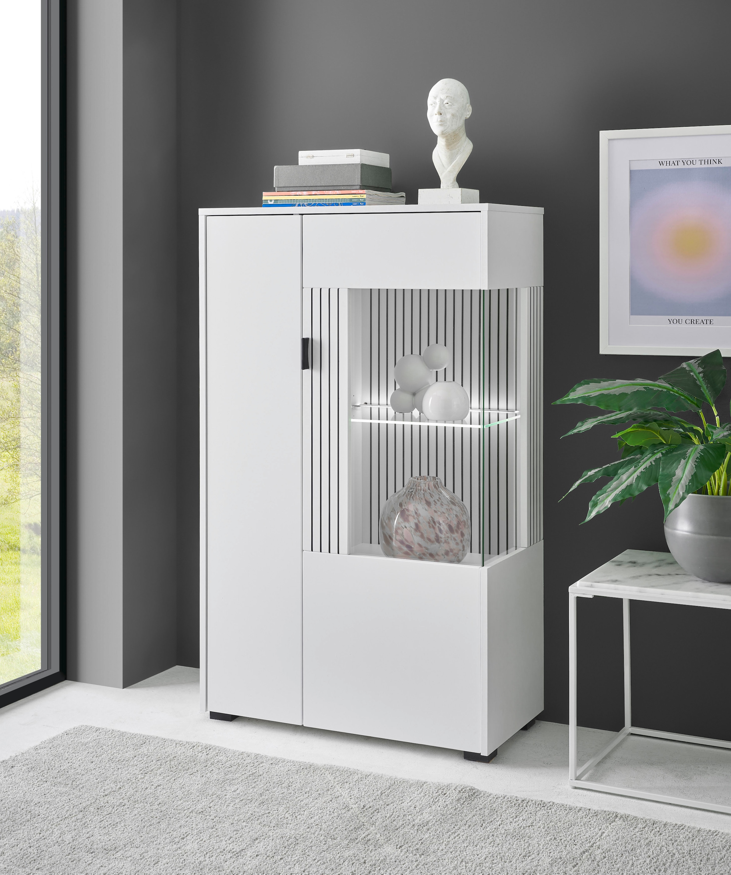 Home affaire, Vitrine »Hudson, Stauraumvitrine, Standvitrine« in moderner Trendfarbe, Griffe aus Metall (Schwarz), Höhe 125 cm, Weiß/Schwarz, 