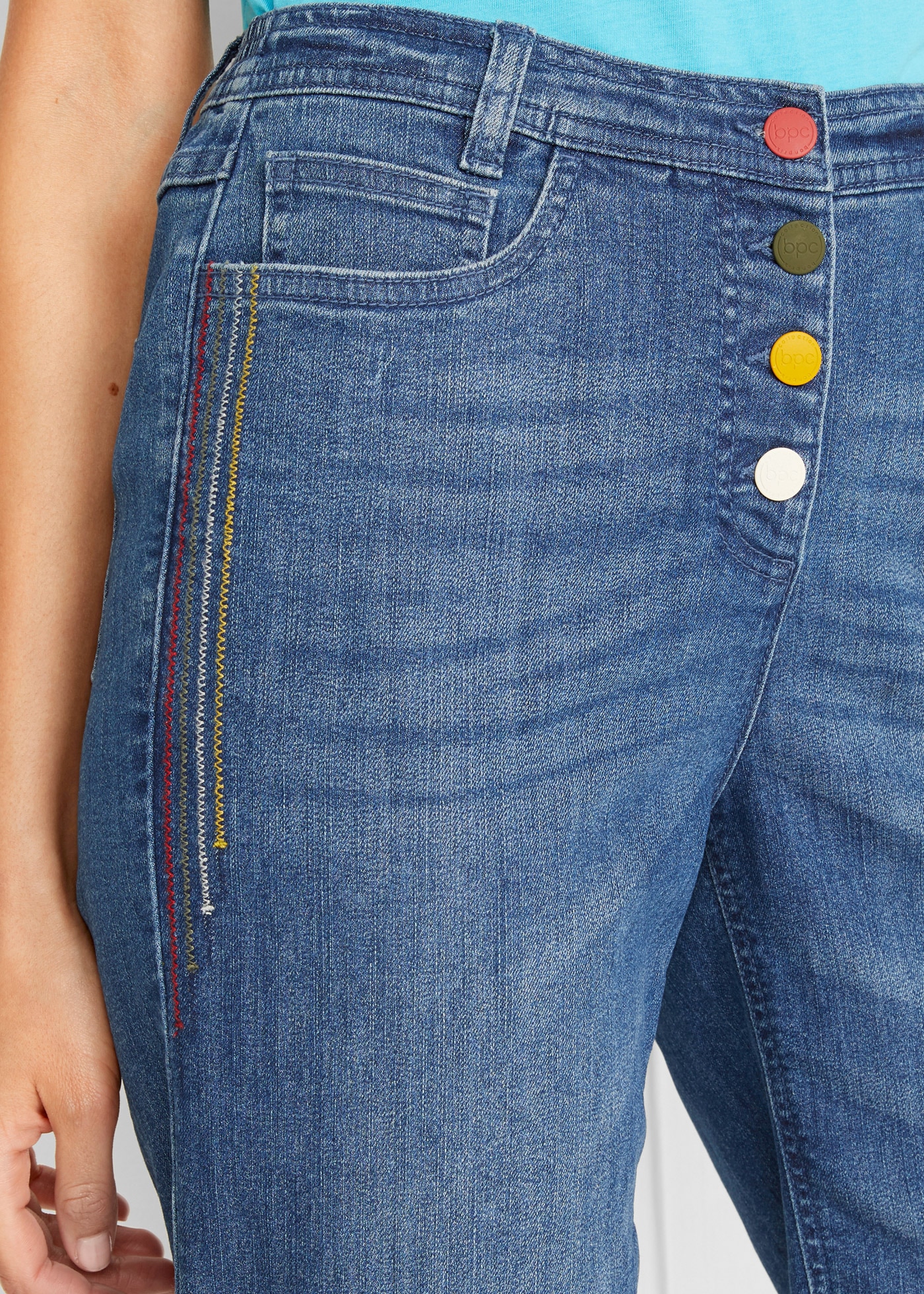 bonprix Bermudas  aus Baumwolle, Polyester und Elasthan, regular fit, mit Stickerei