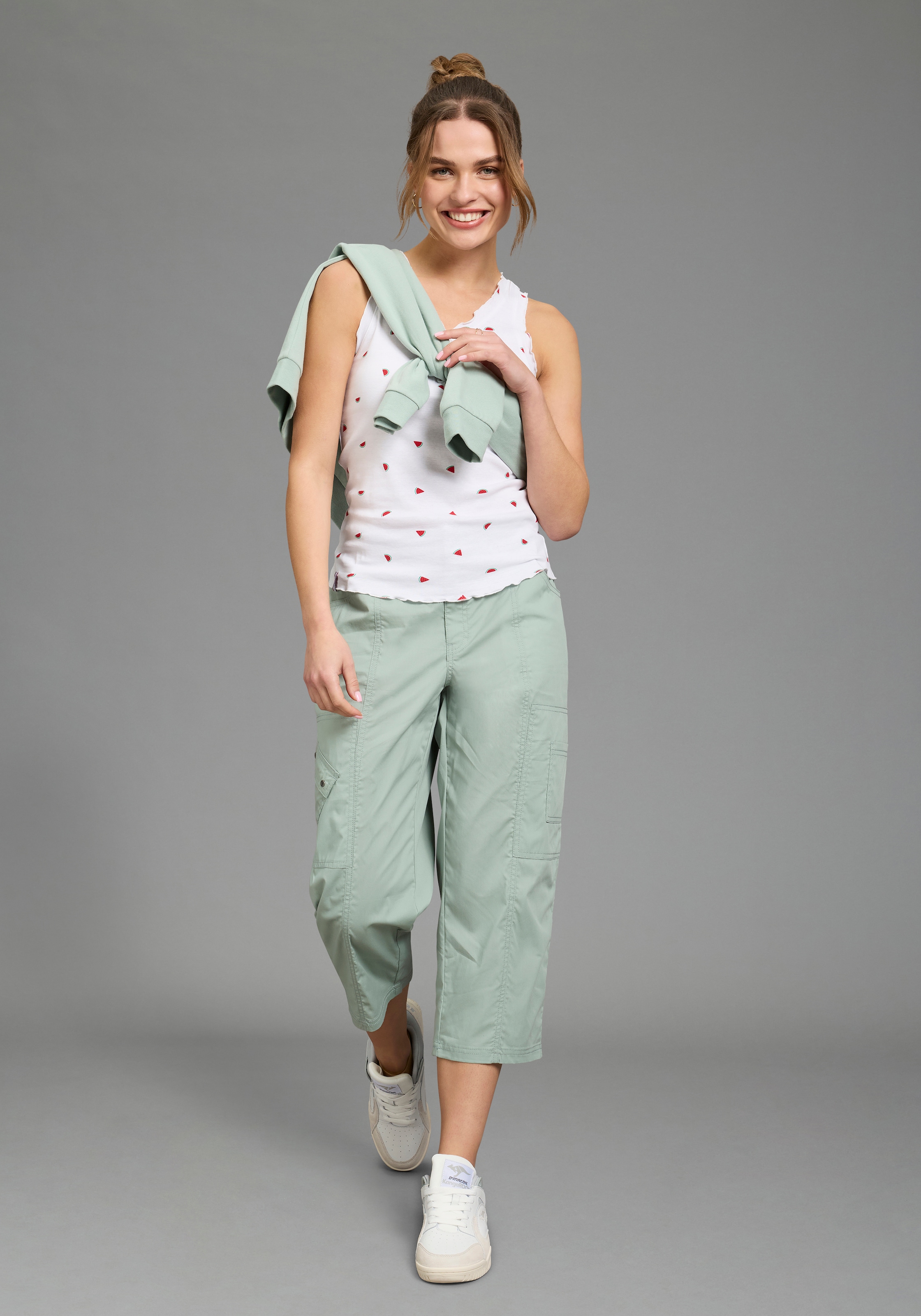 KangaROOS Shirttop hüftlang, mit V-Ausschnitt und Knopfleiste, ärmellos, figurbetont