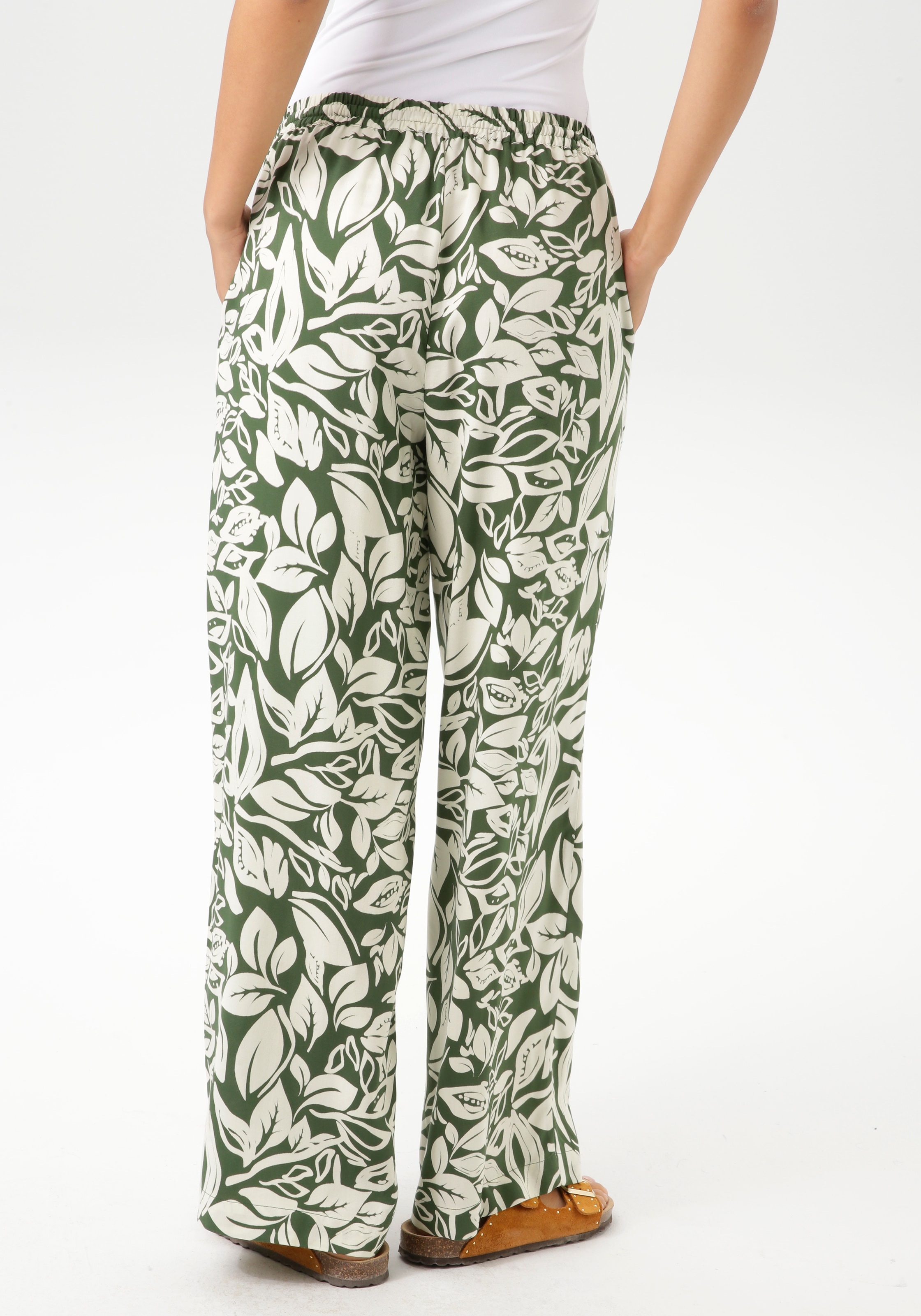Aniston CASUAL Schlupfhose, mit fantasievollen Blättern bedruckt