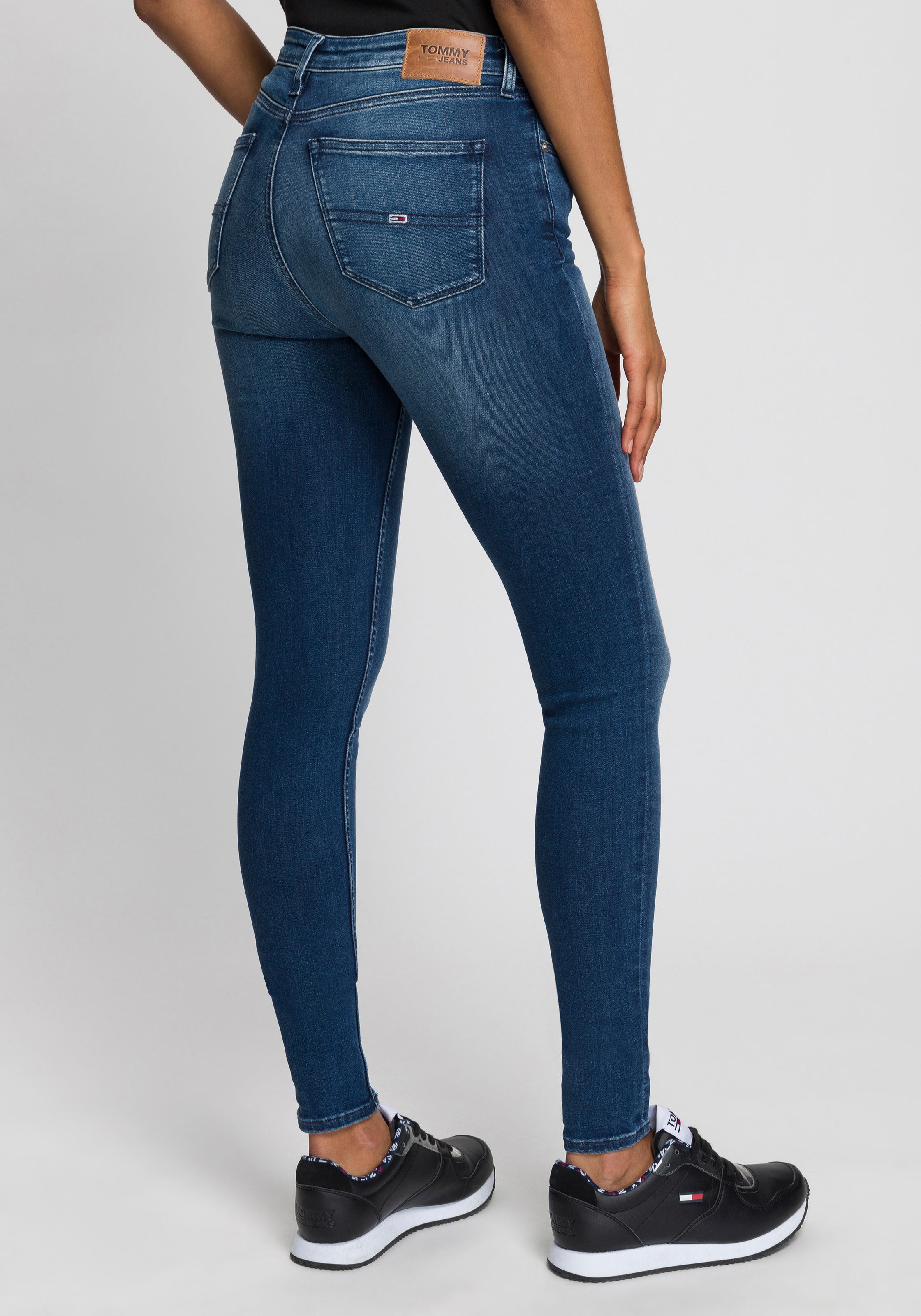 Tommy Jeans Skinny-fit-Jeans »Nora Mid Rise Skinny Fit«, mit Tommy Jeans Logo-Badge & Stickereien