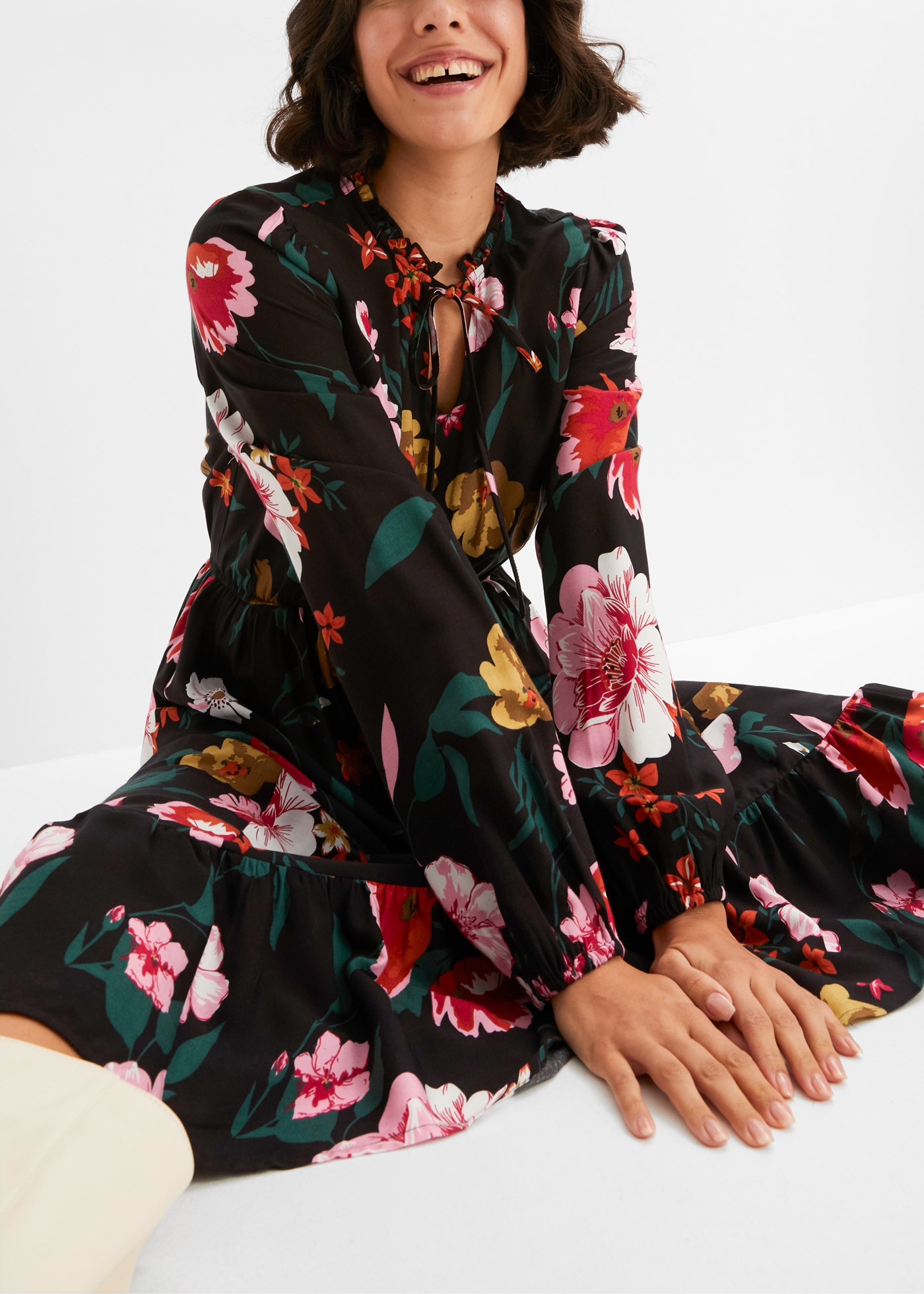 bonprix Midikleid »Midikleid aus fließender Viskose« für stilvolle Anlässe, aus Viskose, ausgestellte Passform