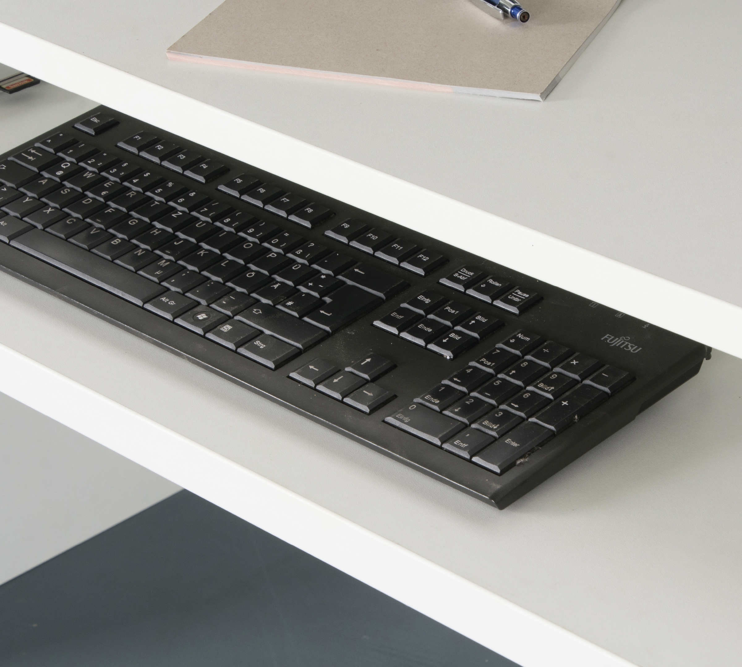 VOGL Möbelfabrik Schreibtisch »Barrie«, 2-farbiger Tablarauszug, Breite 160 cm, Made in Germany