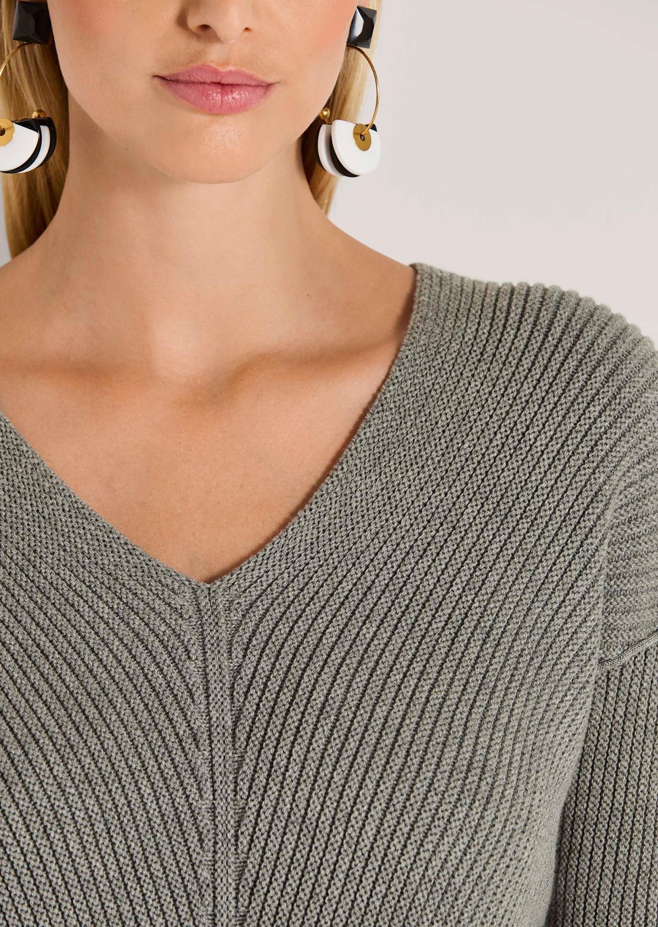 MADELEINE Longpullover »Pullover Langarm-Pullover mit V-Ausschnitt« Markante Rippstruktur