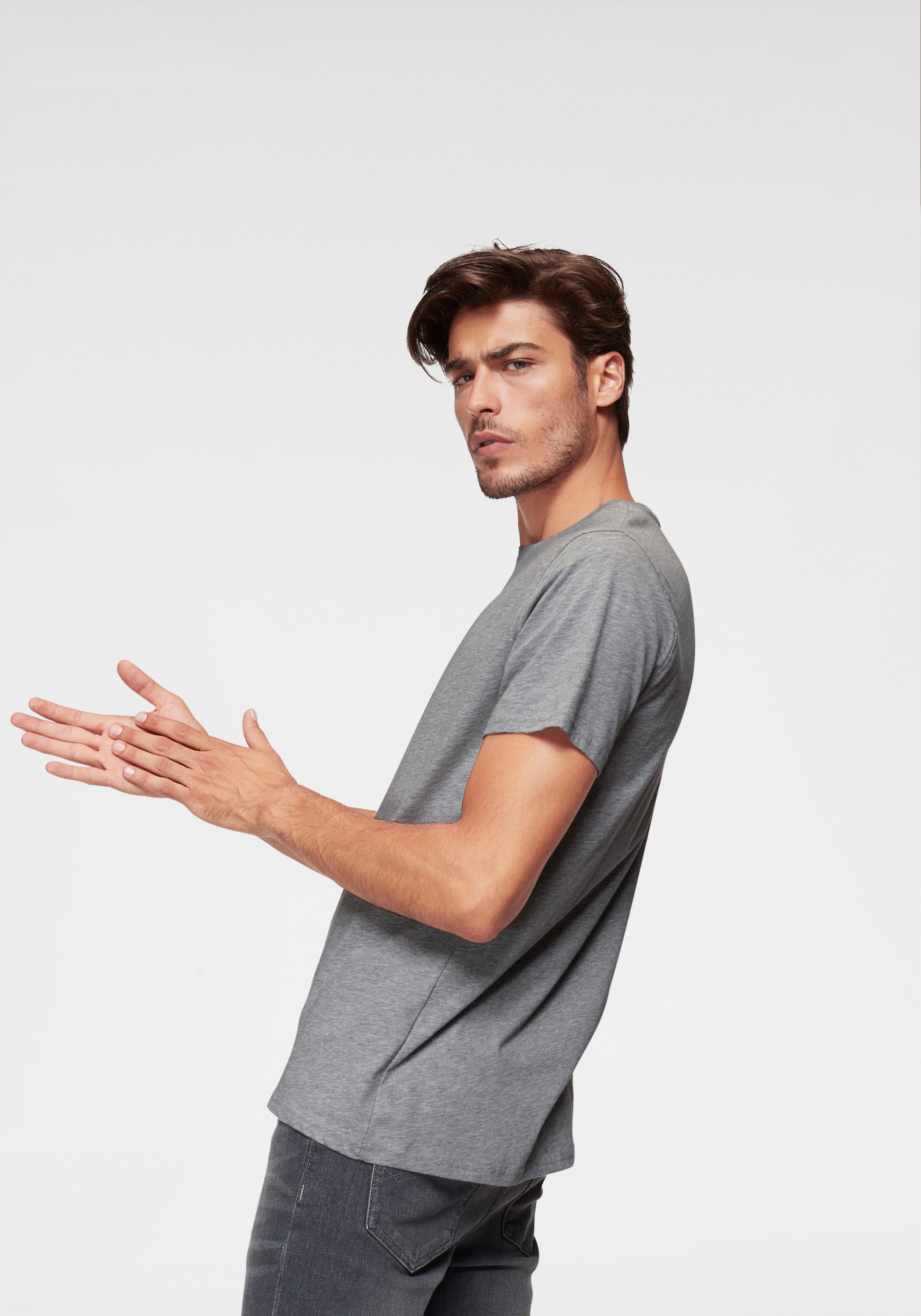 Tommy Jeans T-Shirt »TJM ESSENTIAL SOLID TEE«, mit Rundhalsausschnitt und dezenter Logo-Flag